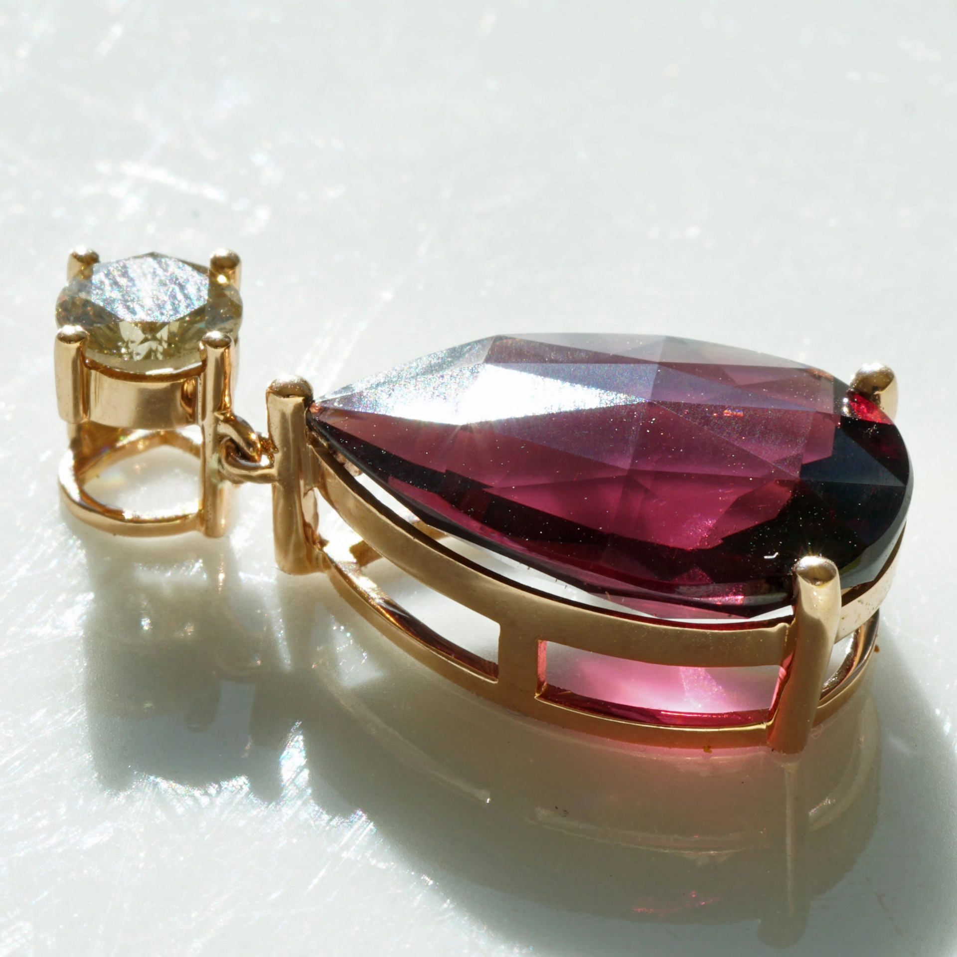 schmuckzicke_anhaenger_rosegold_rodolith_brillant_investmentSON00585 Rhodolith Brillant Anhänger 10 ct 0.67ct AAA+ 750er Rosegold IGI Expertise