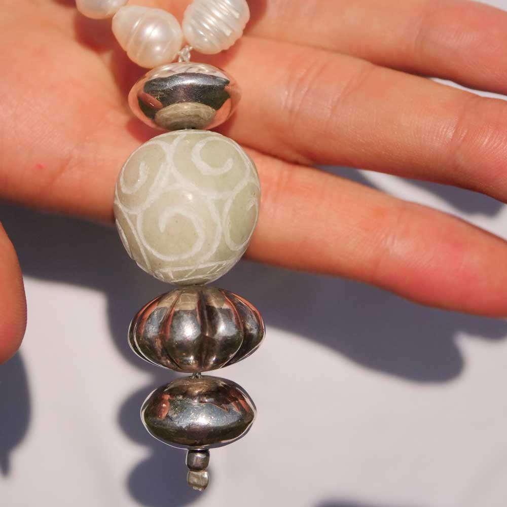 Chilango Süßwasser Kette in 100 cm Länge mit tollen geschnitzter Jade Anhänger 925er Silber