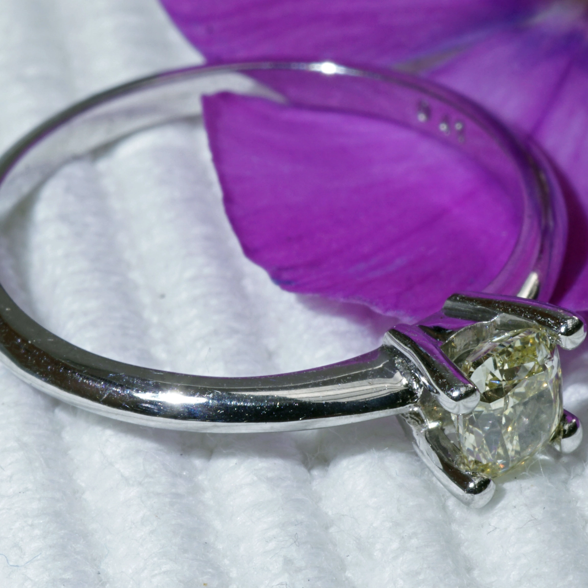 Fancy Yellow Diamant Ring NATURFARBE Cushion 0.41 ct 750er WG Silhouette Schmuck Bentner