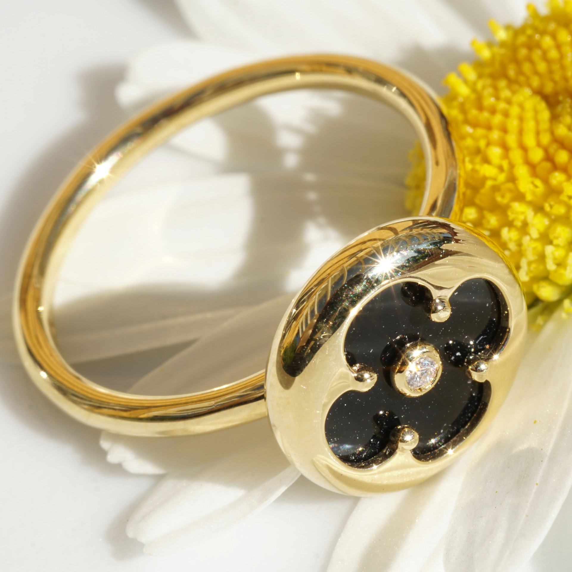 Kleeblatt Ring mit Onyx und Brillant 750er Gelbgold angefertigt in unserem Traditionsbetrieb