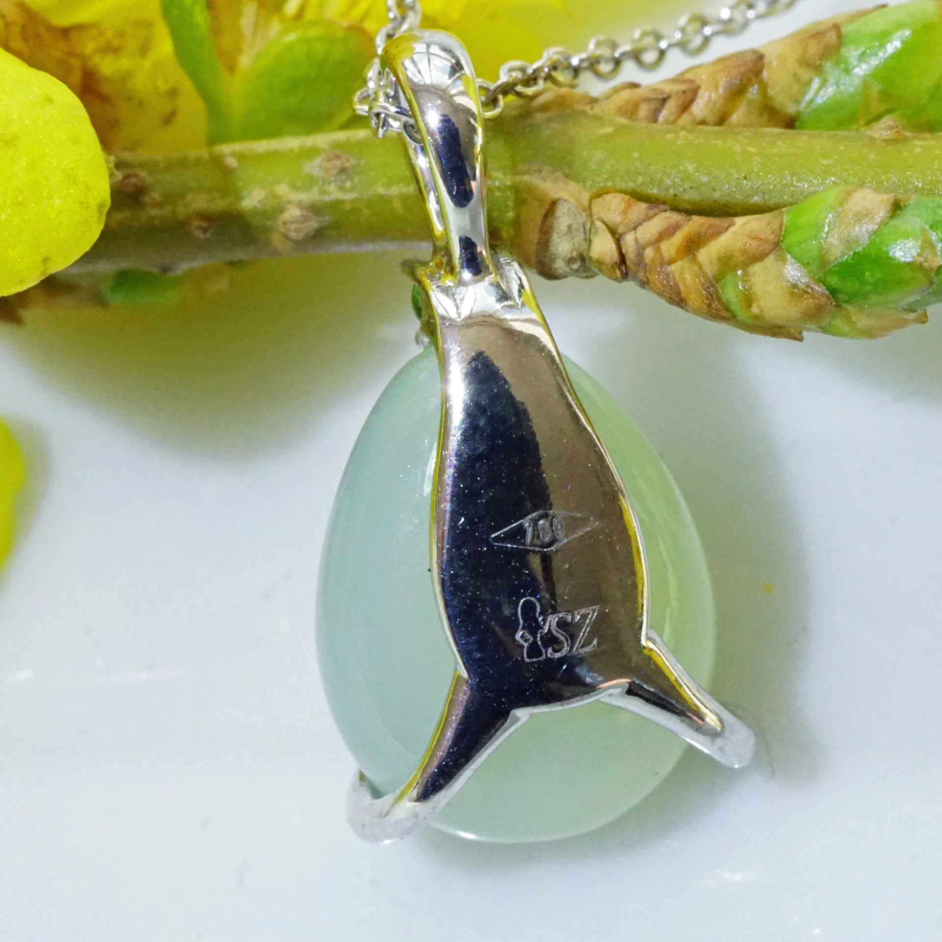 Calzedon Tsavorith Anhänger Drop 750er Weissgold entzückend 4.63 ct 0.03 ct mit Kette