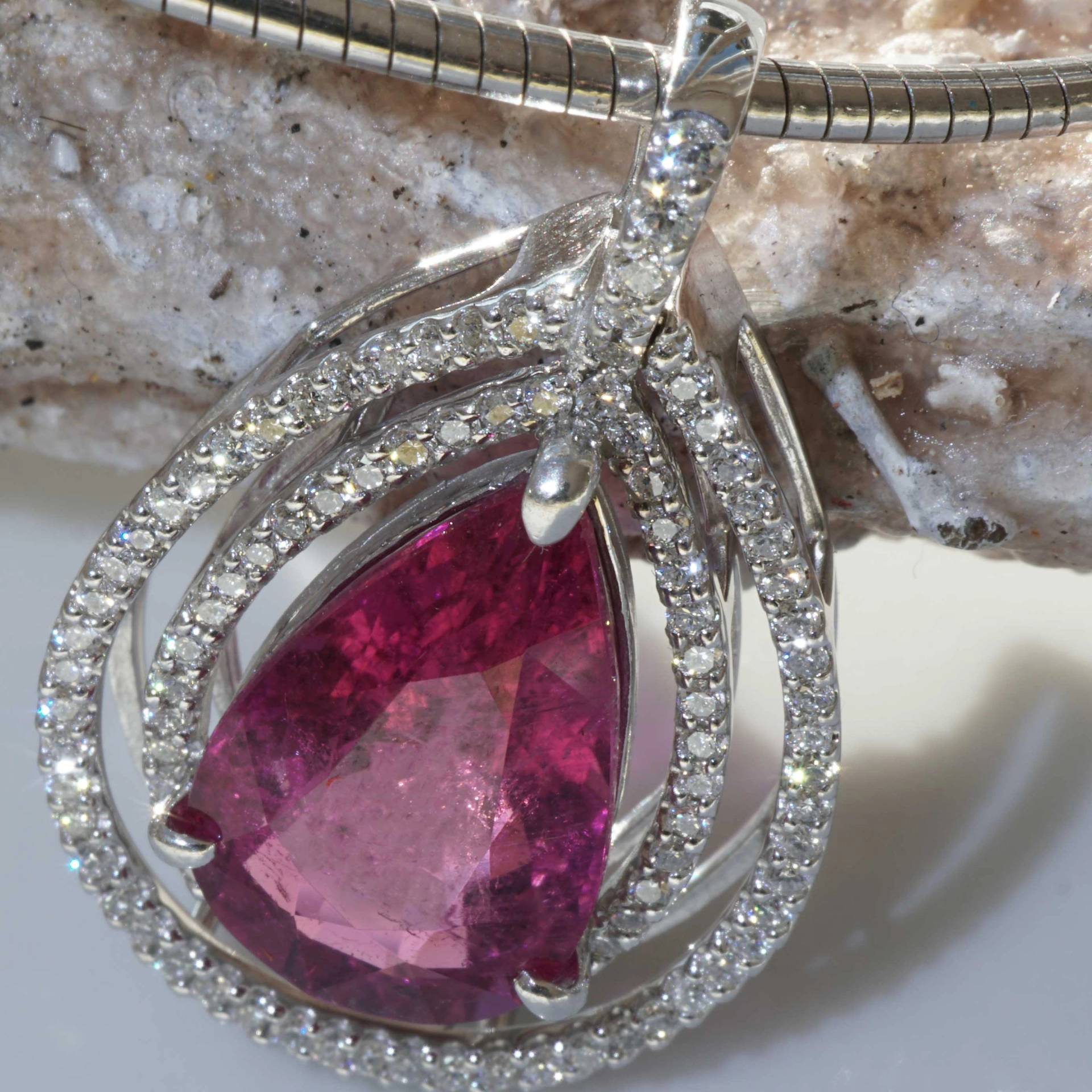 Rubelith Brillant Anhänger 750er Weissgold 7.58 ct 0.61 ct...HOT PINK...Ausnahme Farbe