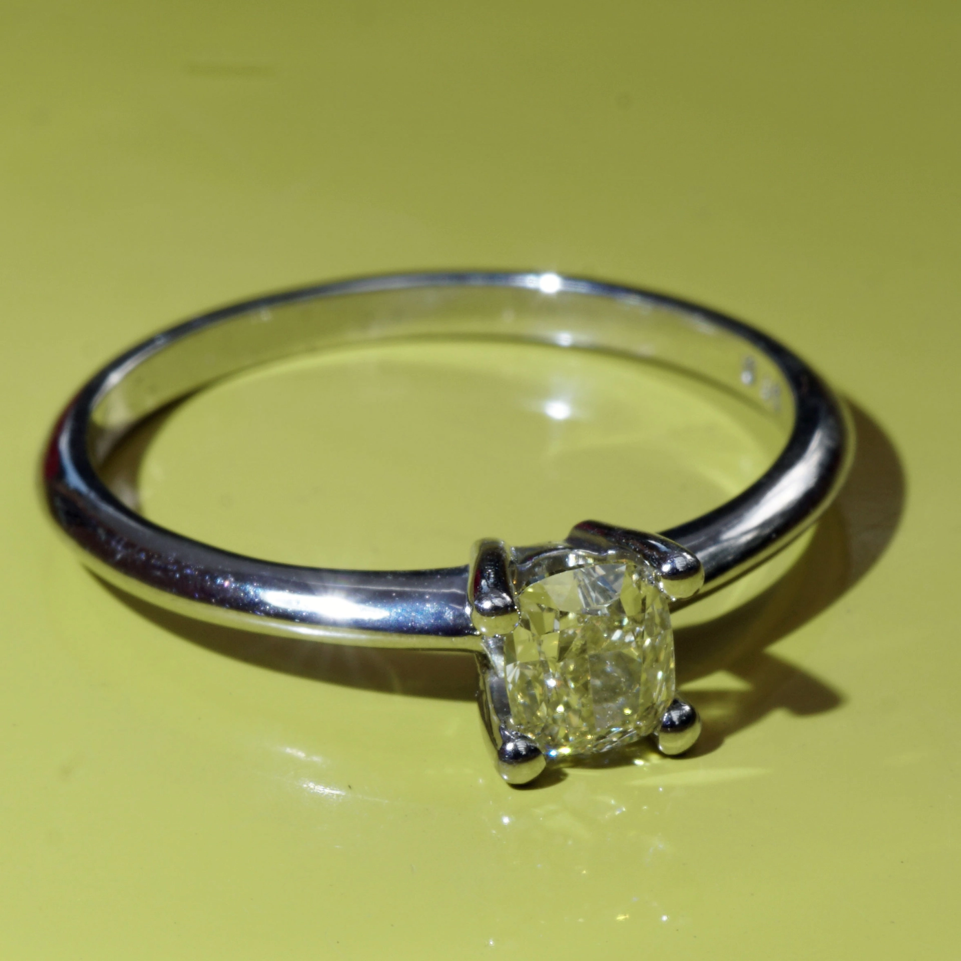 Fancy Yellow Diamant Ring NATURFARBE Cushion 0.41 ct 750er WG Silhouette Schmuck Bentner