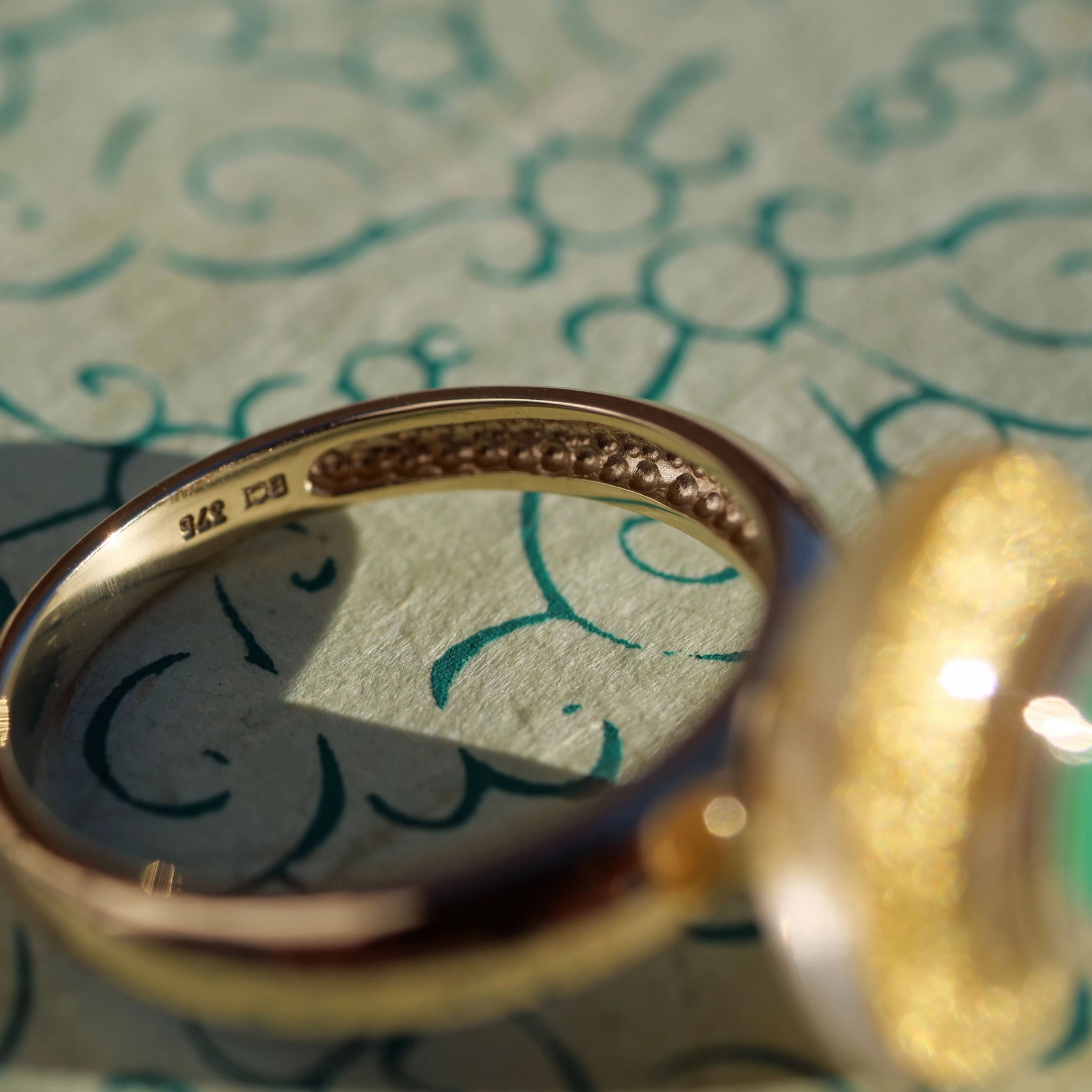 Chrysopras Ring 375er Gelbgold Acrylfassung mit Blattgold Einschlüssen