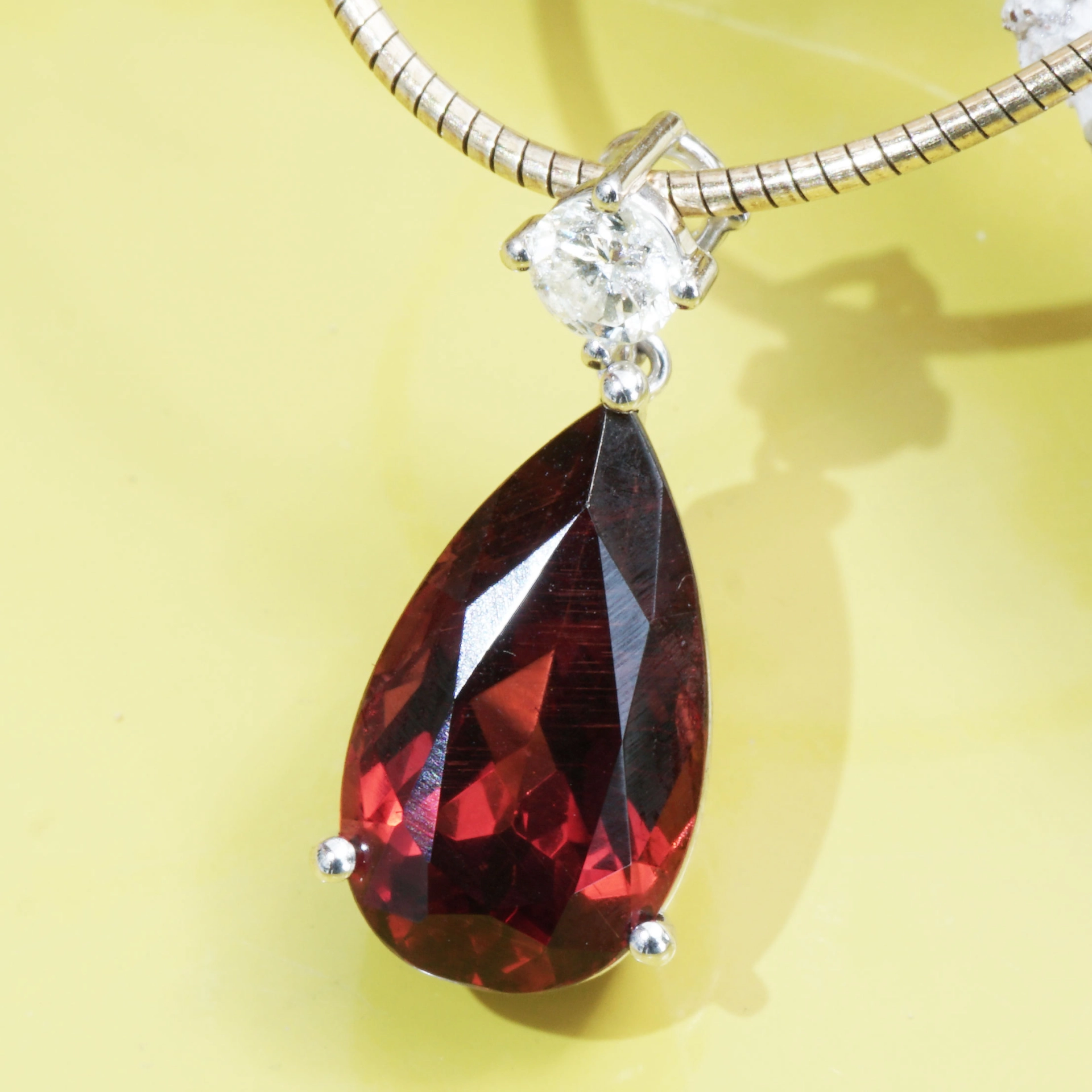 Rhodolith Brillant Anhänger 750er Weissgold IGI Zertifikat 6 ct 0.22 ct ...was für ein Rot!