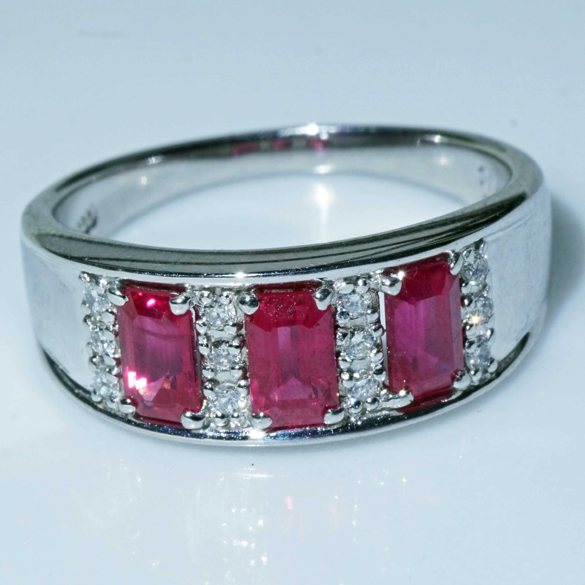 Rubin Brillant Ring 900er Platin 1.16 0.10  ct im interessanten Emeraldcut grandiose Farbe