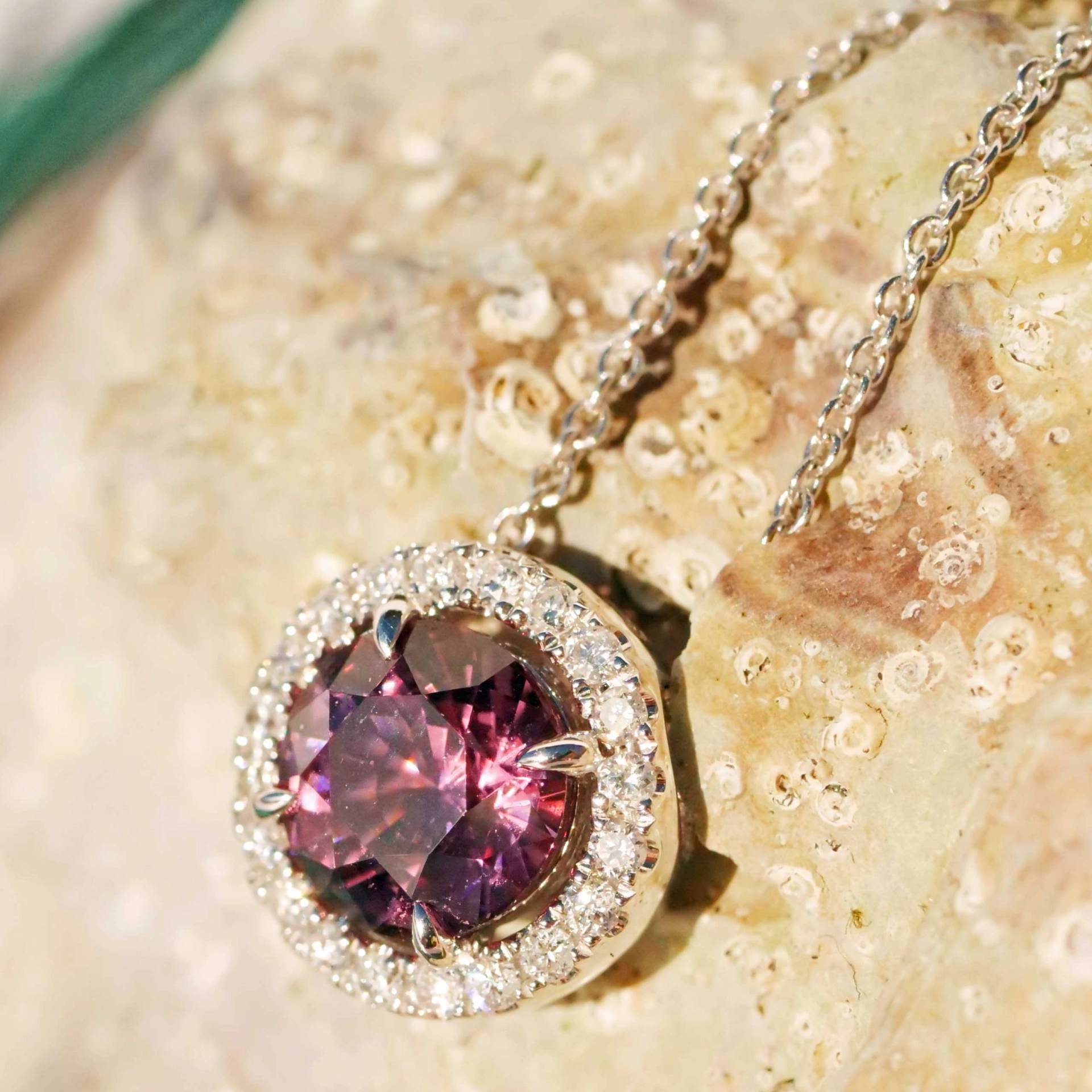 Spinell Brillant Anhänger 750er Weissgold 1.50 ct 0.14 ct fancy Naturfarbe pink violett aubergine