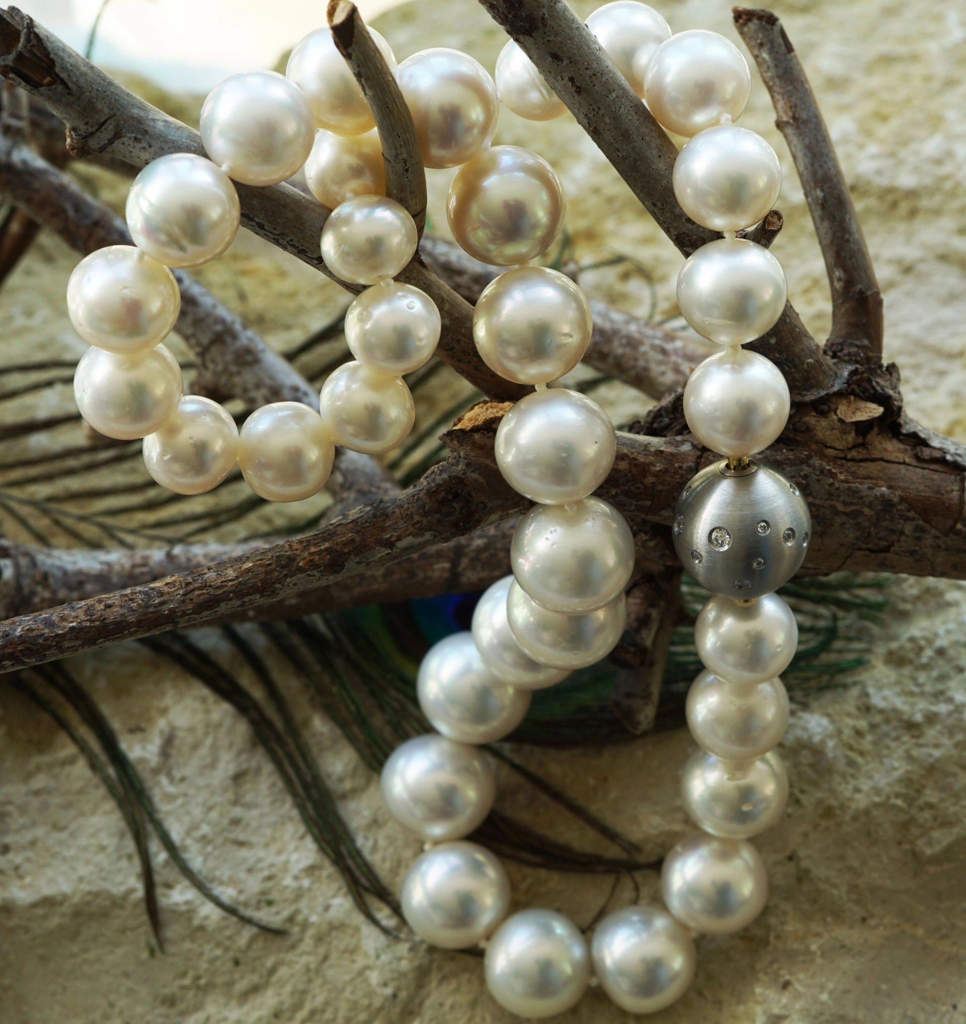 SÜDSEE Zuchtperl Collier weiss-l. creme AAA+ FEINER LÜSTER rund 14,8 - 11 mm Wave