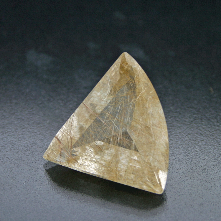 Rutilquarz, ca. 26 x 26 x 29 mm, Höhe 16 mm, in Drachenform geschliffen