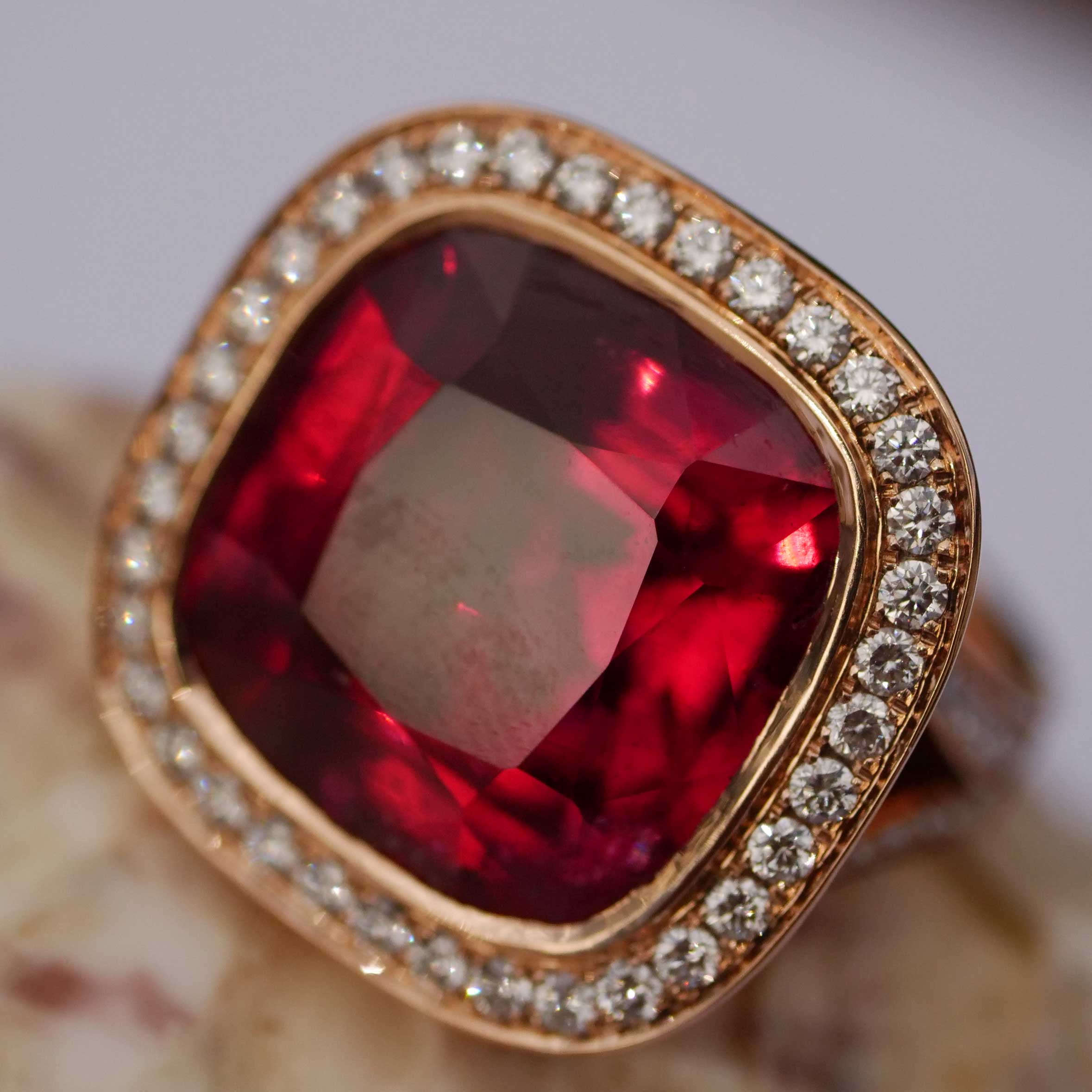 Rubellit Brillant Ring der Extraklasse AAA+  23.10 ct Afghanistan  rot-pink unglaubliche Leuchtkraft 750er Rosegold
