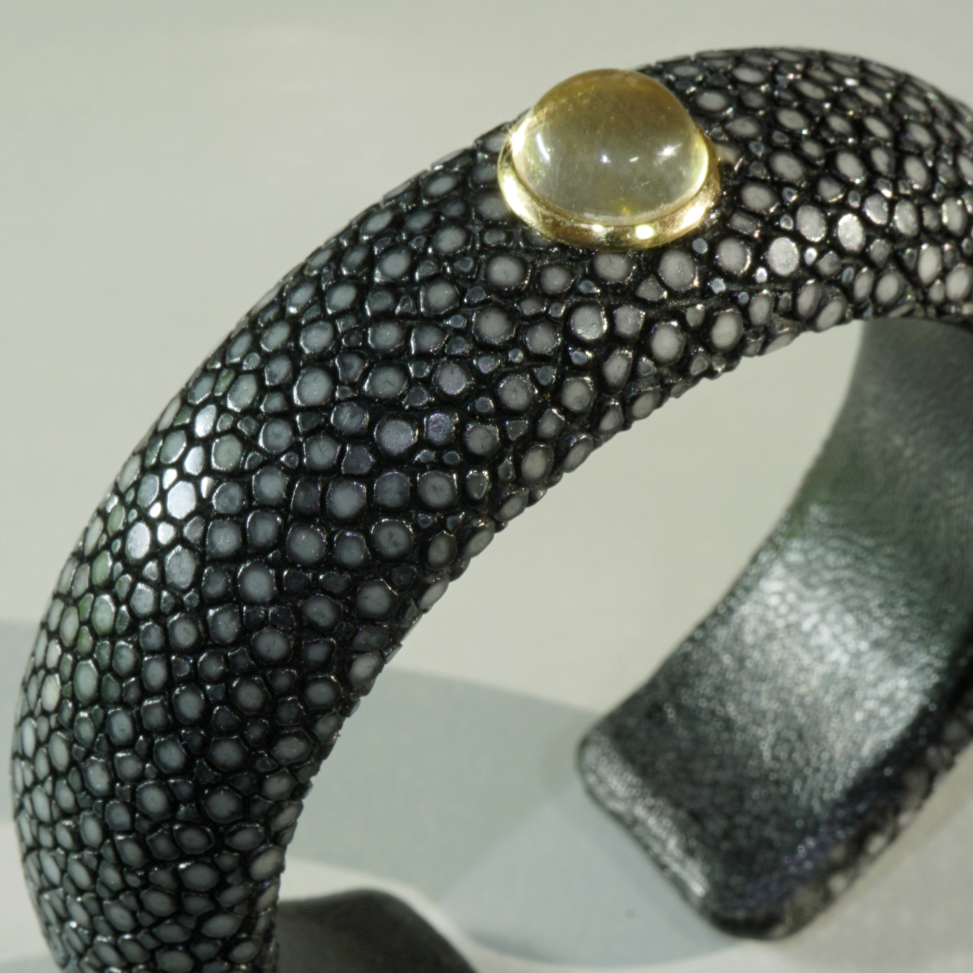 Rochenleder Armreif  585er Gelbgold mit Lemoncitrin toller Kontrast zu schwarz
