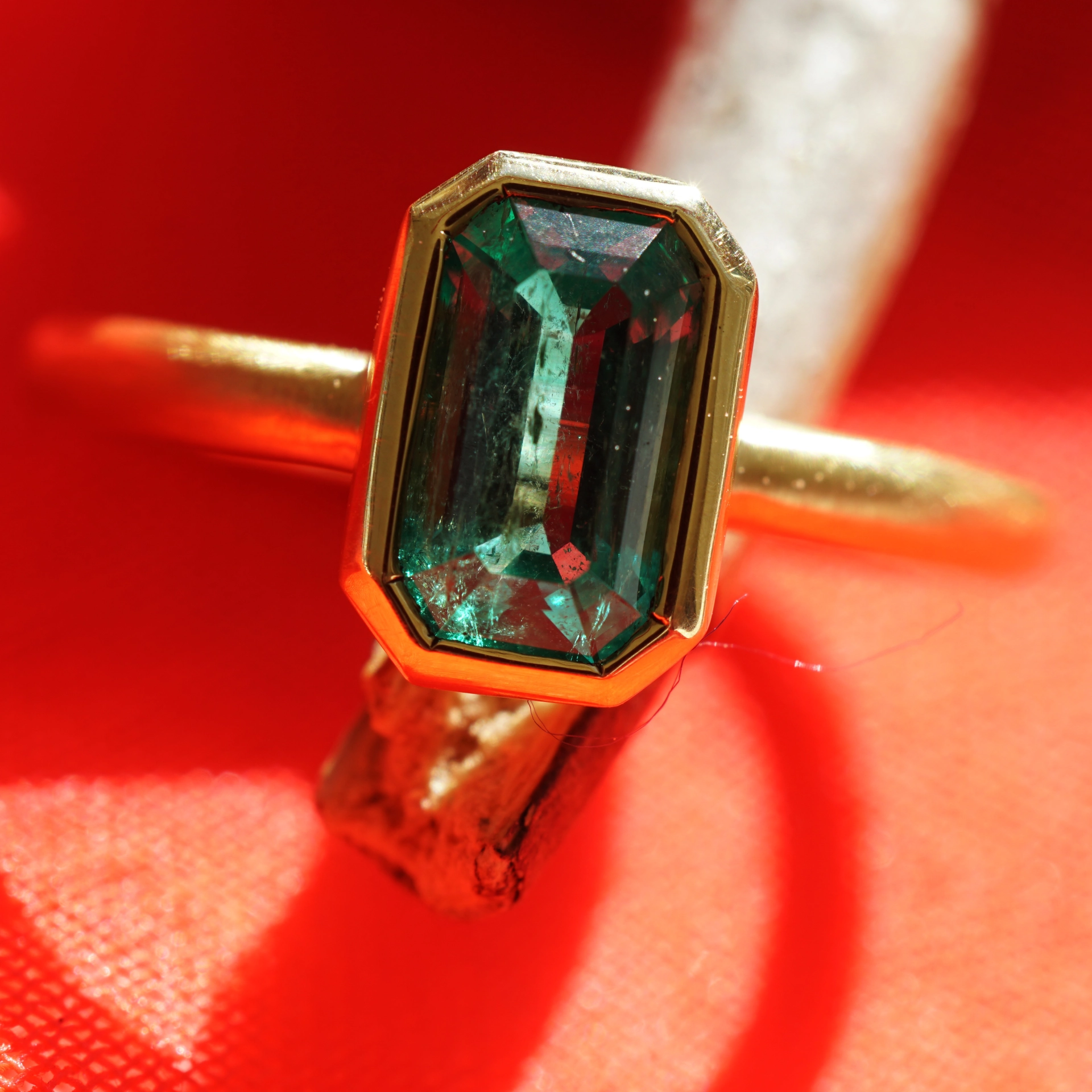 Smaragd Ring 0.97 ct Topqualität aus Afghanistan 750er Gelbgold Handarbeit