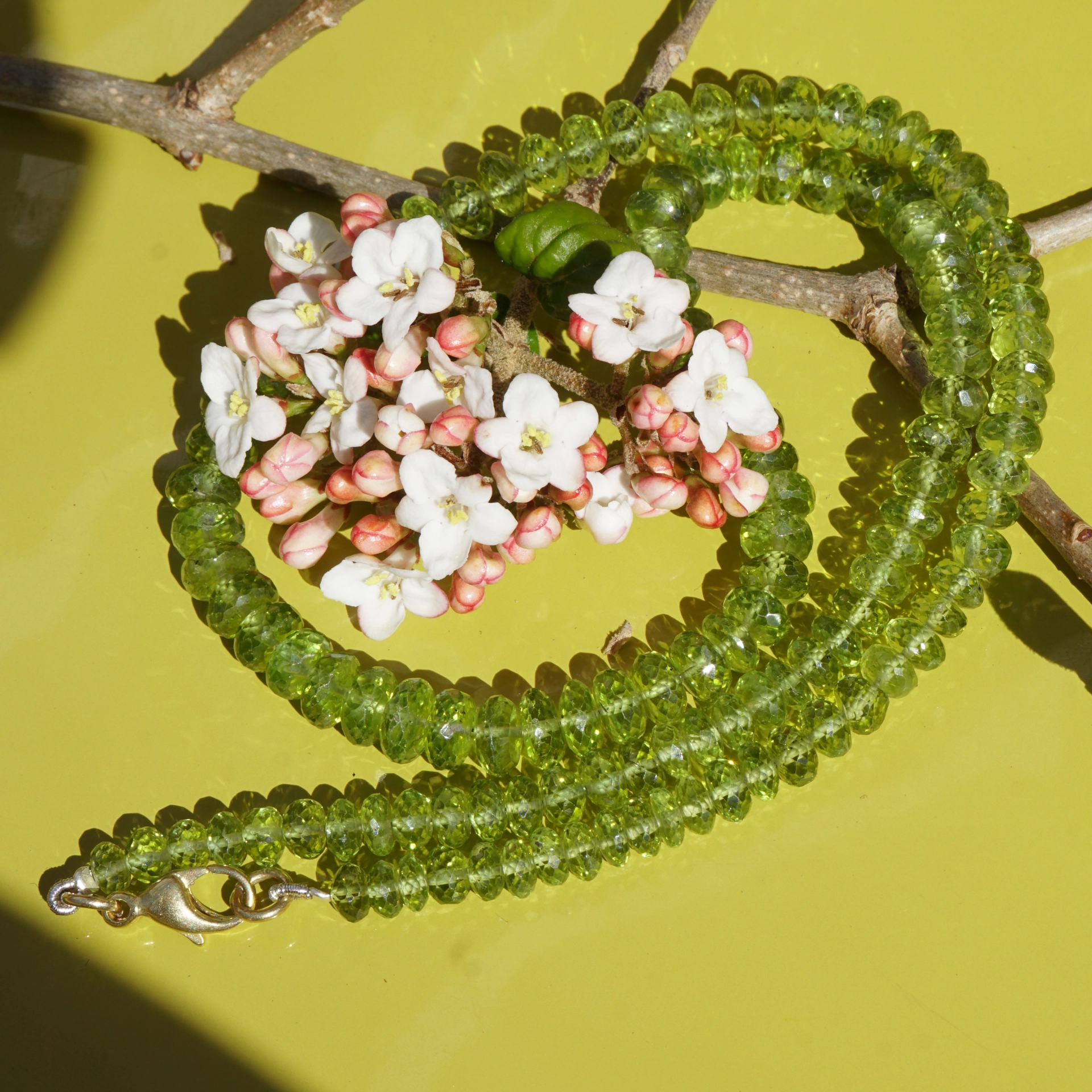 Peridotkette facettiert mit ca. 140 ct mit Karabiner in 585er Gelbgold 5-7,2 mm