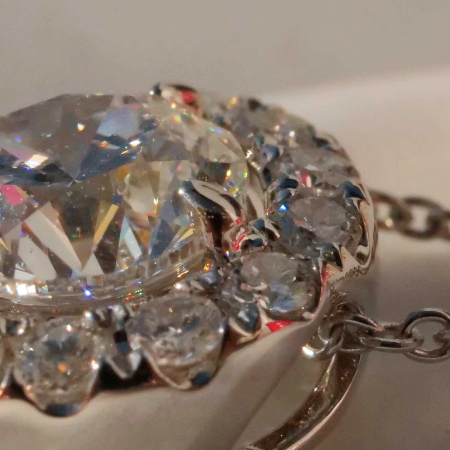 Brillant Anhänger rund 1.00 ct E SI1 6.17 - 6.25 x 4.01 mm im Halo Stil 0.25 ct GIA Gutachten