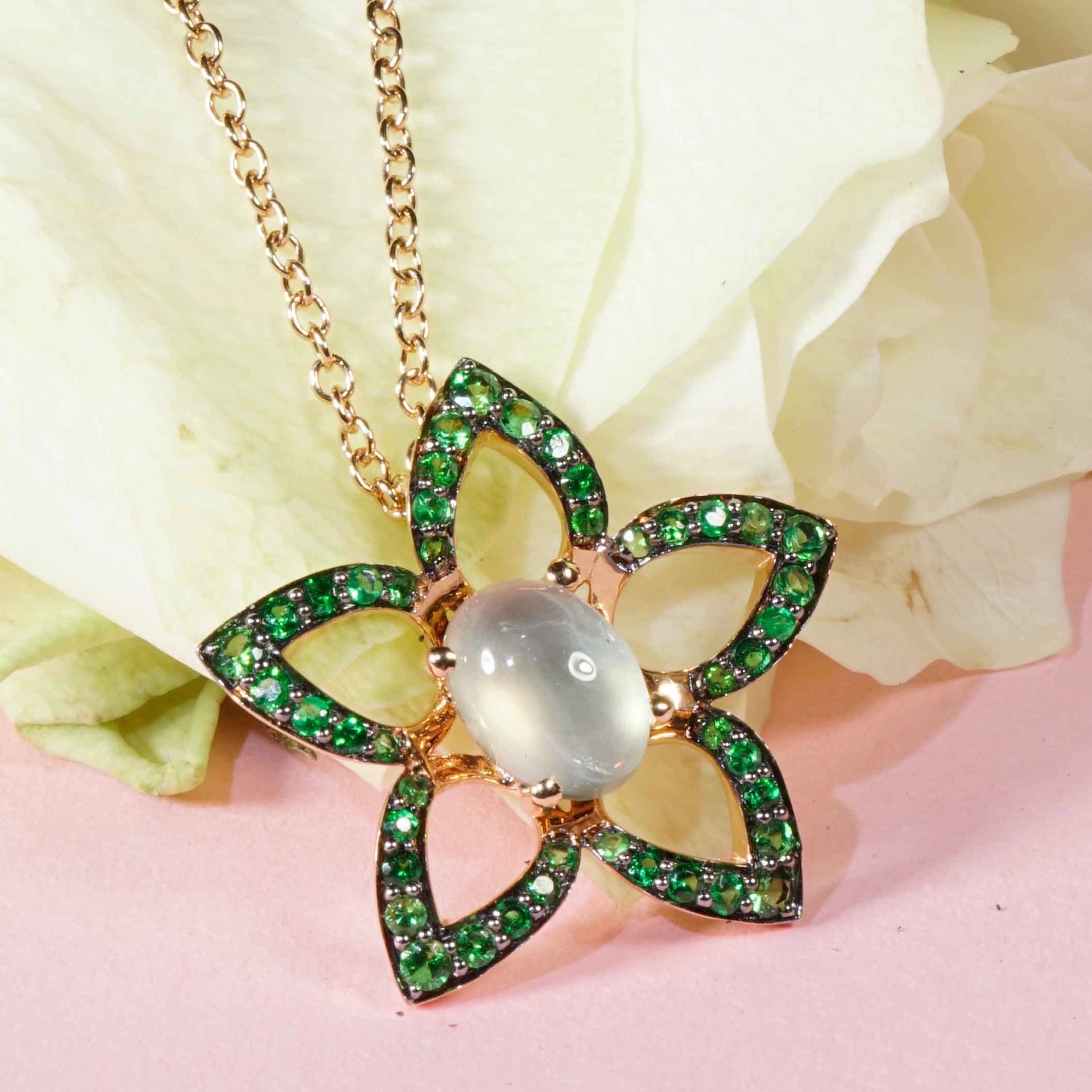 Blüten Mondstein Tsavorith Anhänger m. Kette 750er Rosegold....verspieltes Design....