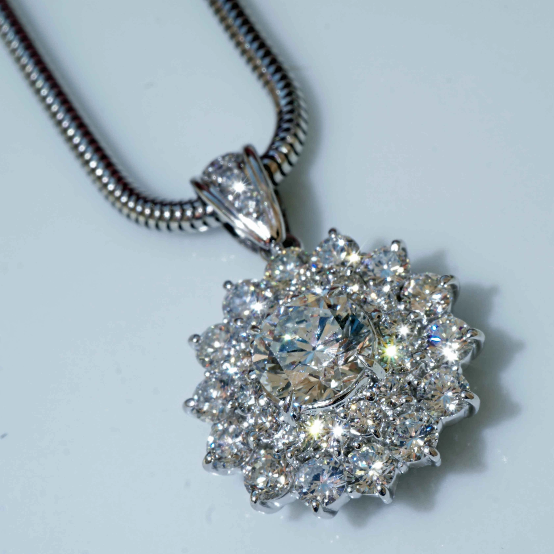 Solitär Anhänger 1.022 ct 1.48 ct 900er Platin High End Rosettenform