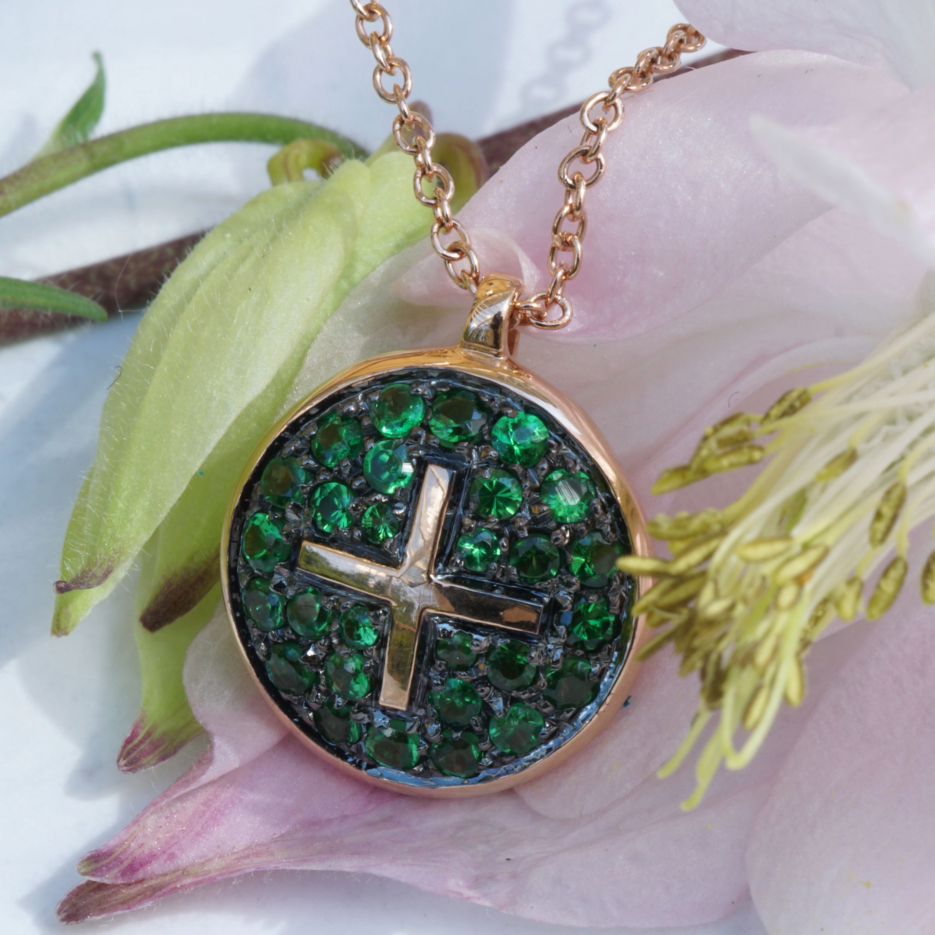 Tsavorith Kreuz Anhänger m. Kette 750er Rosegold....supercool gearbeitet in Traditionsgoldschmiede