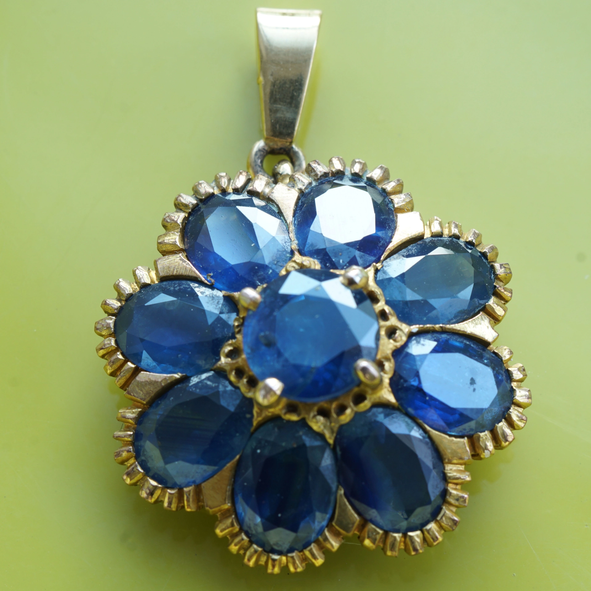 Echter Saphiranhänger royalblau 31 x 21 mm 10 ct in Silber vergoldet Handarbeit