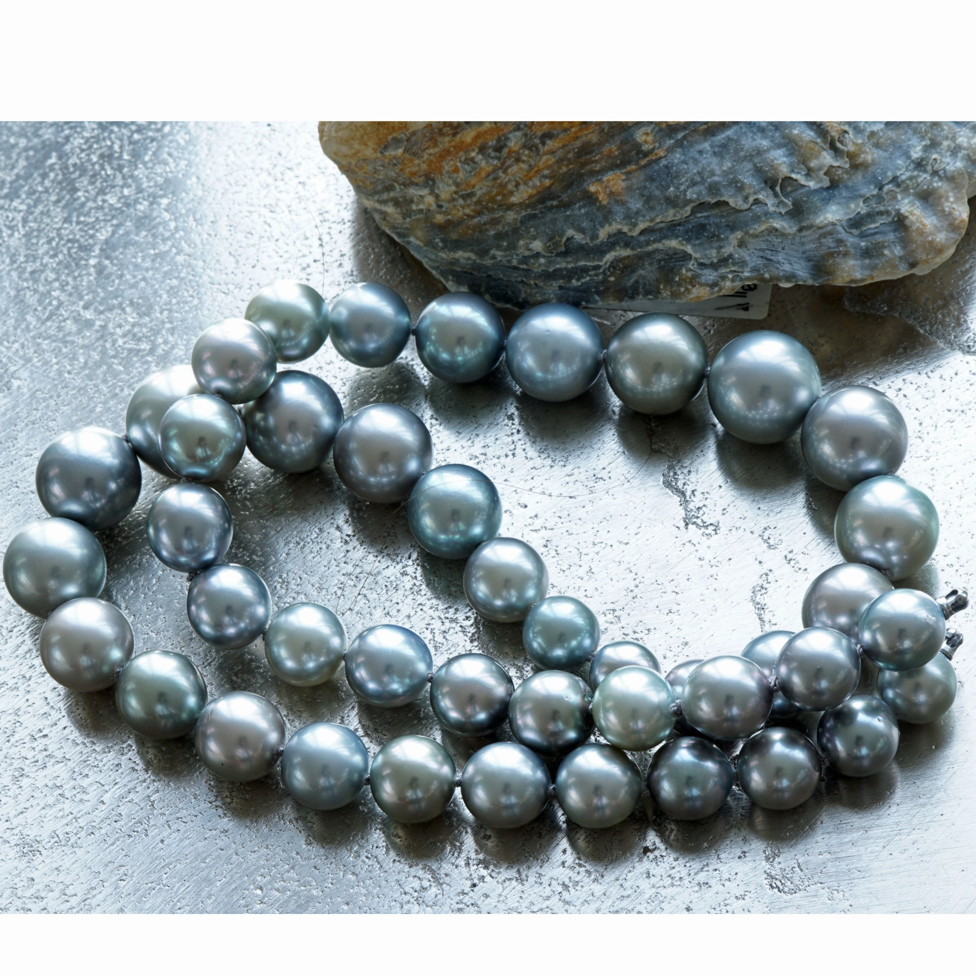 Tahiti Zuchtperl Collier grau-antrazit WAVE  8-13,4 mm AAA+-AAA 46 cm lang asymmetrisch