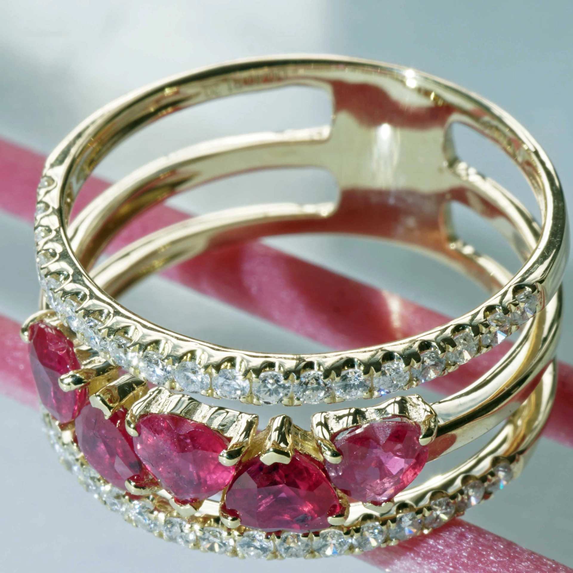 Rubin Brillant Ring 1.20 ct 0.40 ct 750er Gelbgold....fünf rote Herzen für........