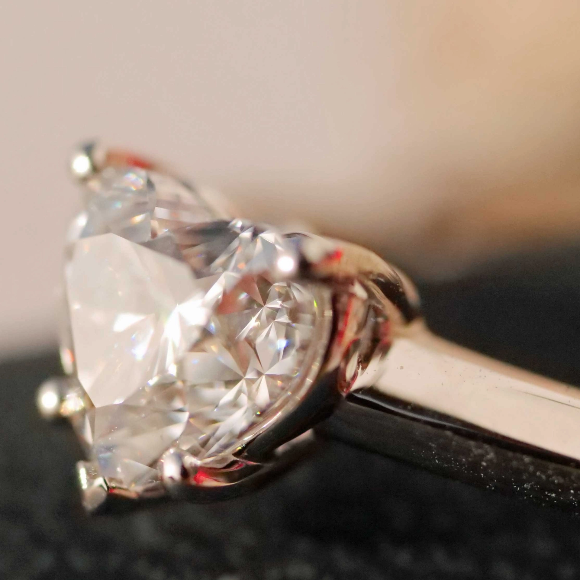 Ring mit hochfeinen Brillant HERZ 1.00 ct E SI1  5.99 x 6.85 x 4.21 mm GIA Gutachten 750er Weissgold