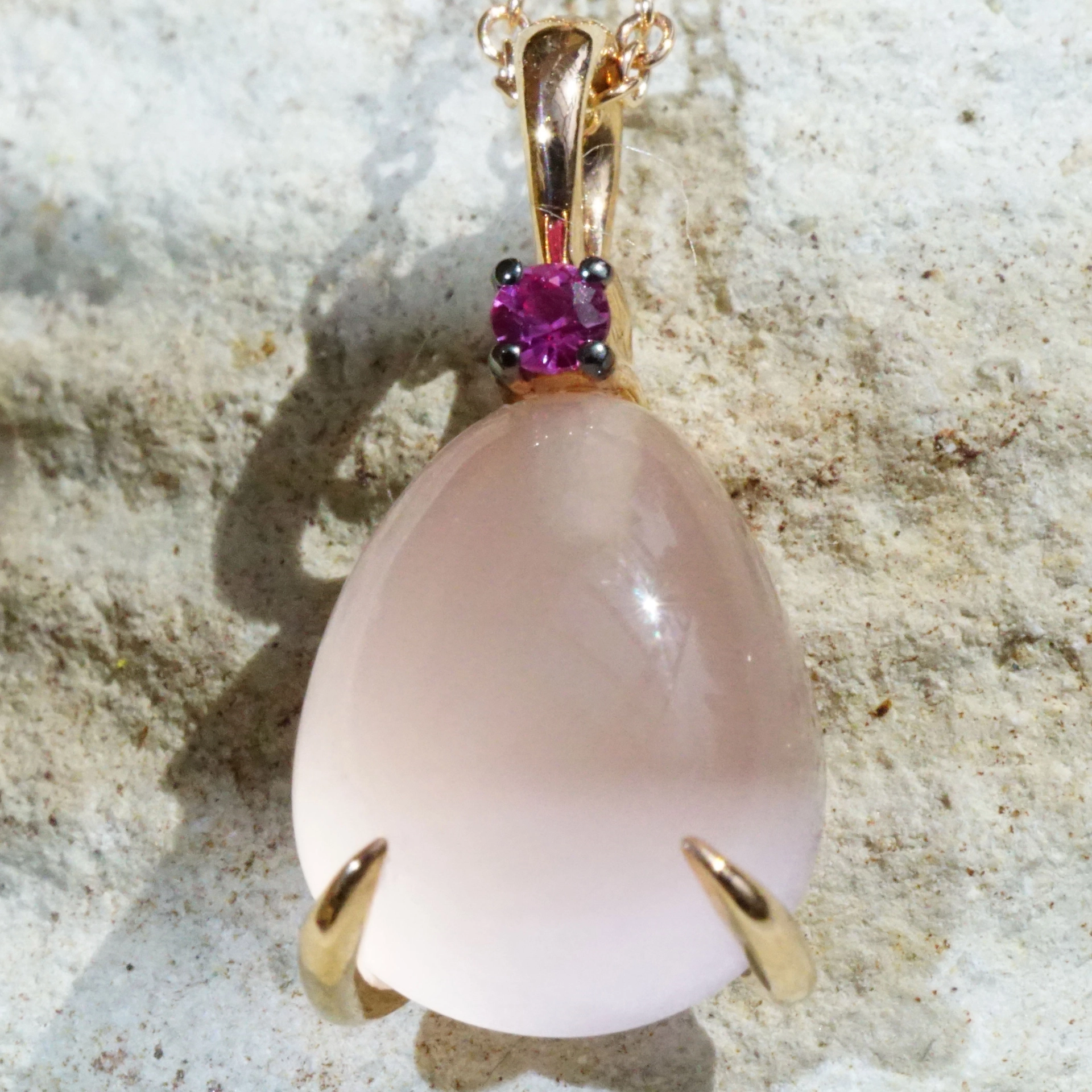 Rosenquarz Saphir Anhänger Drop 750er Rosegold entzückend 3.98 ct 0.04 ct mit Kette