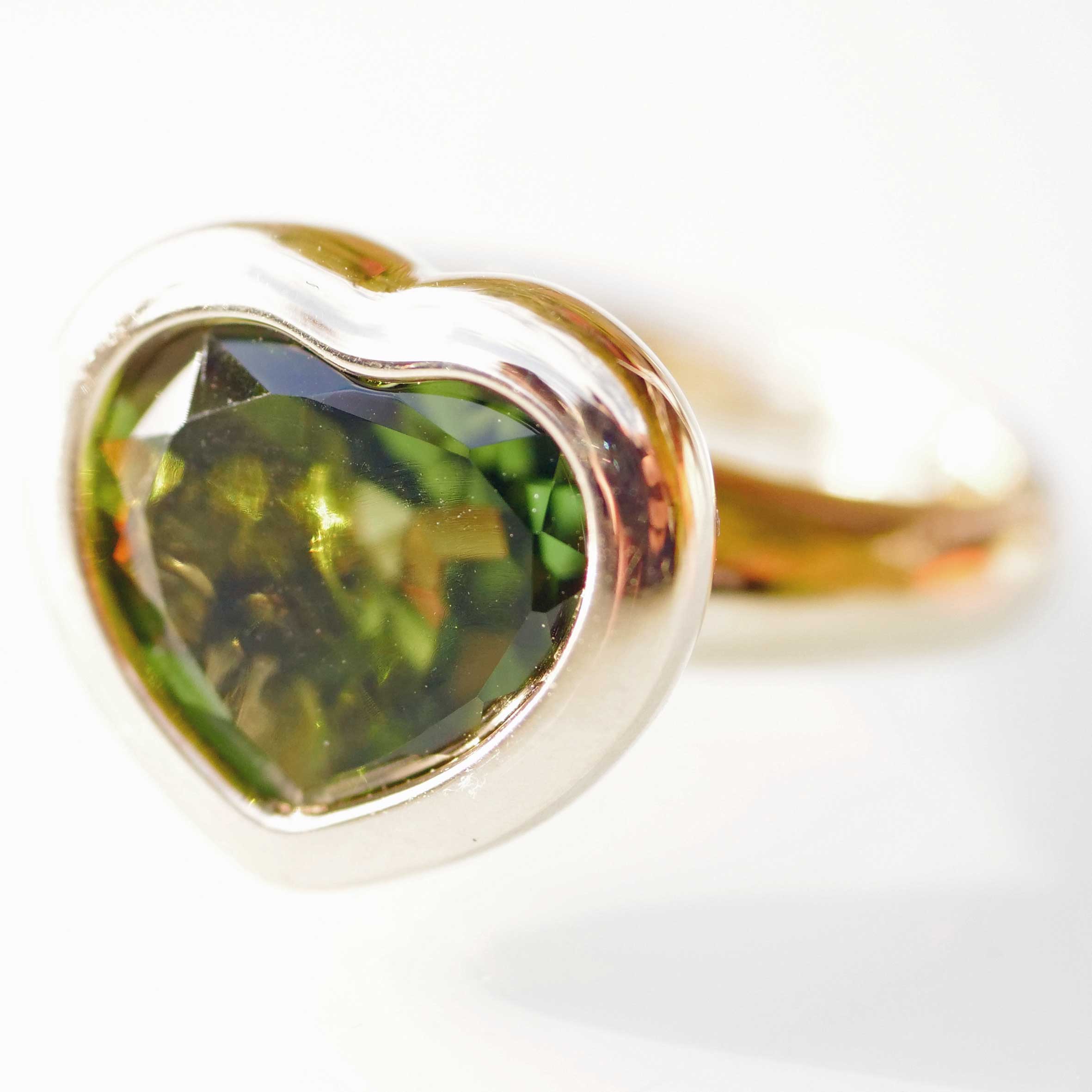 Peridot Herz Ring 750er Gelbgold made in Valenza... ein grüner moderner Herzring  in massiv Gold