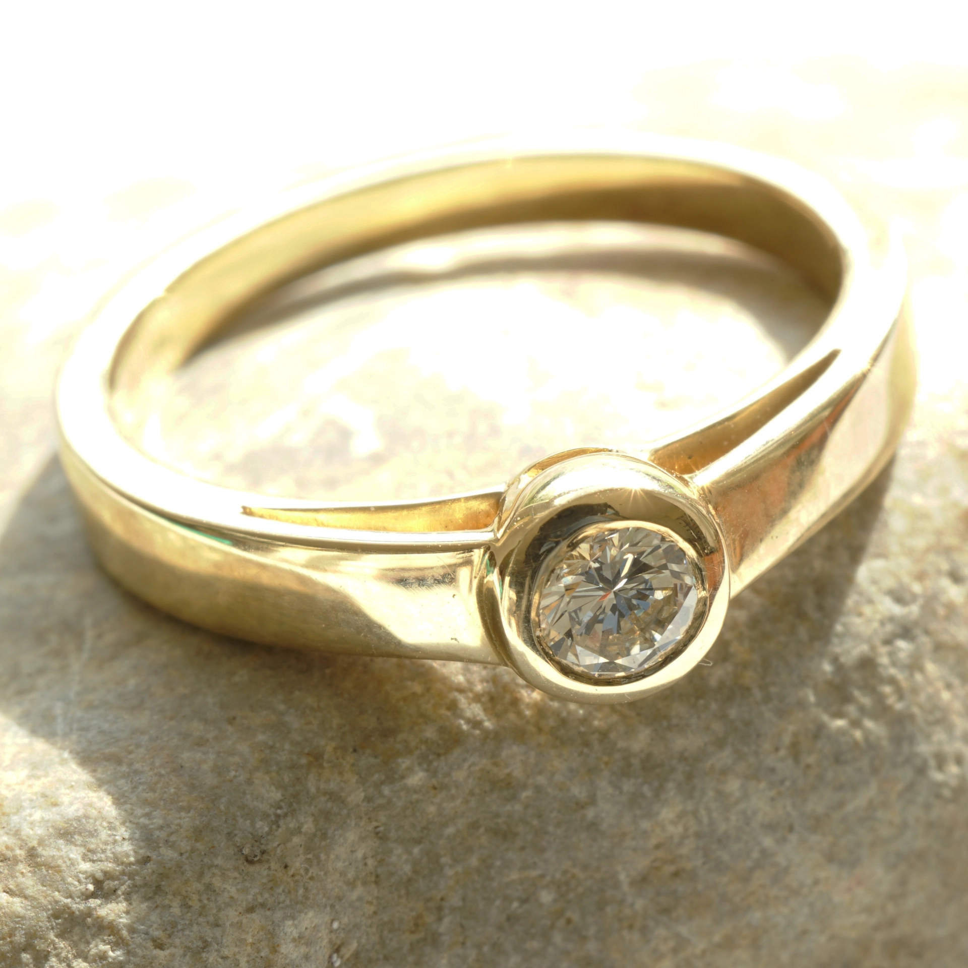 Solitär Brillant Ring 0.23 ct TCR VVS2 750er Gelbgold 3,9 mm D. tolle Brillanz