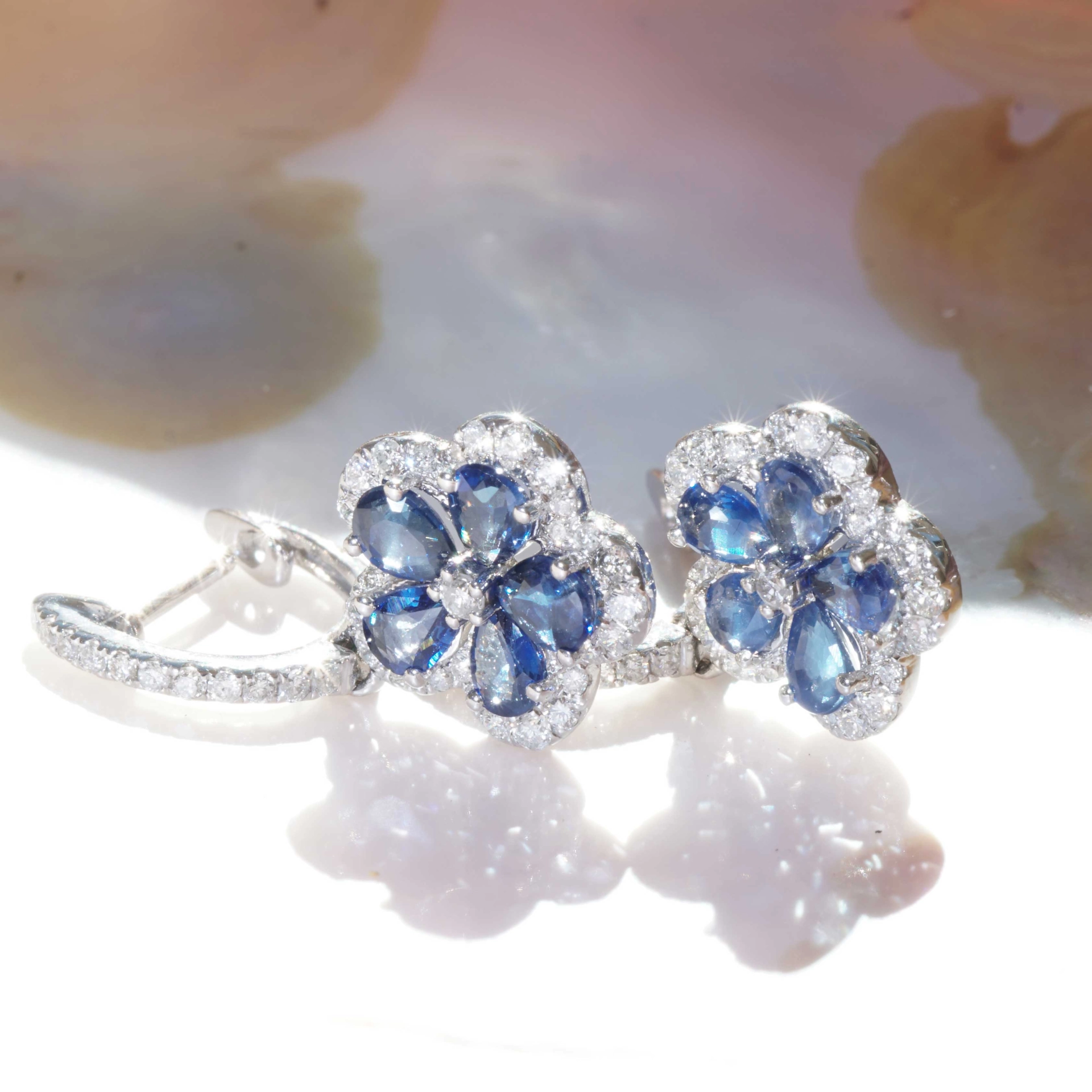 Saphir Brillant Ohrhänger im floralen Design 1.20 ct 0.56 ct 750er Weissgold Blütenrausch