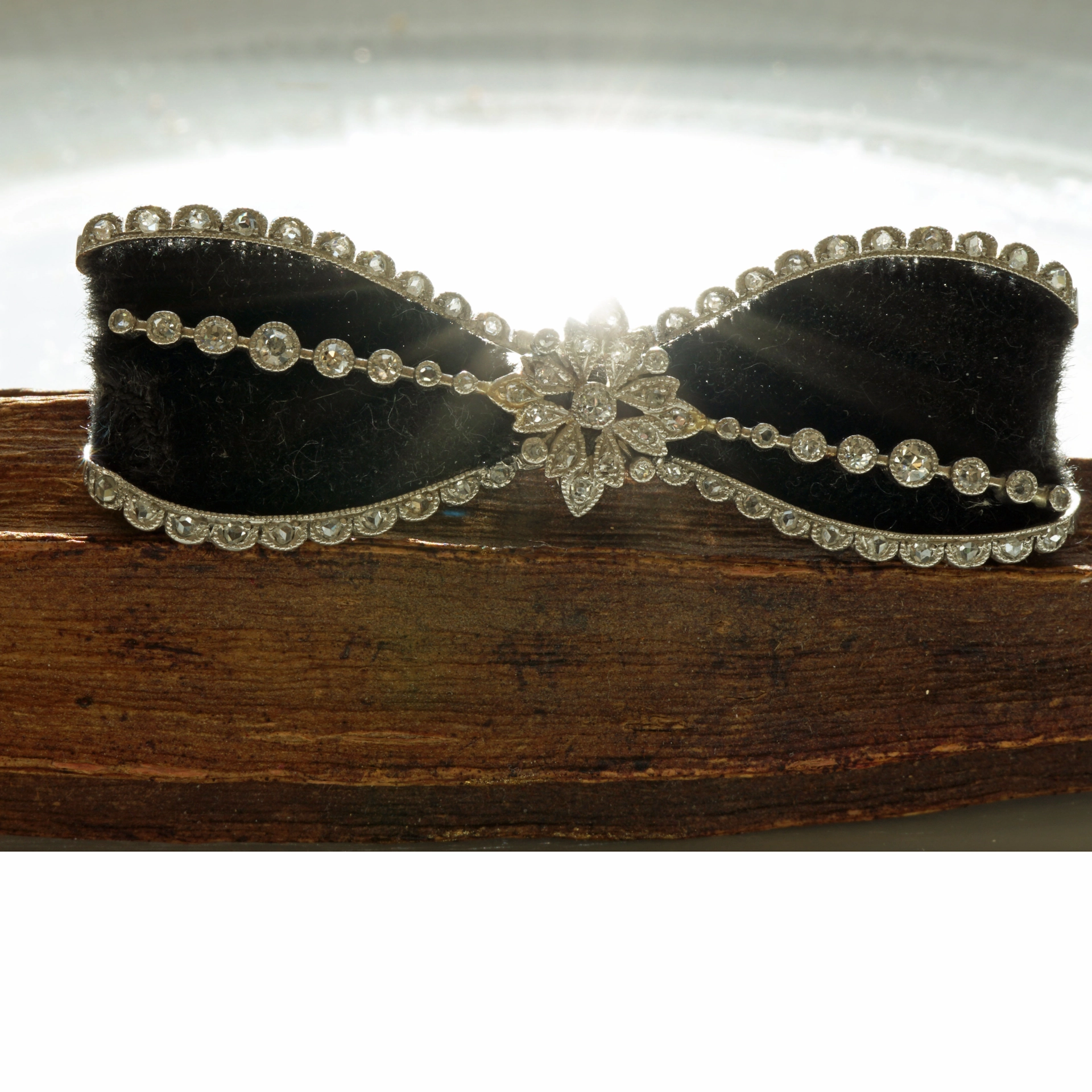 Art Deco Schleife Brosche um 1930 mit 0.77 ct Diamanten 950er Platin...nostalgische Eleganz