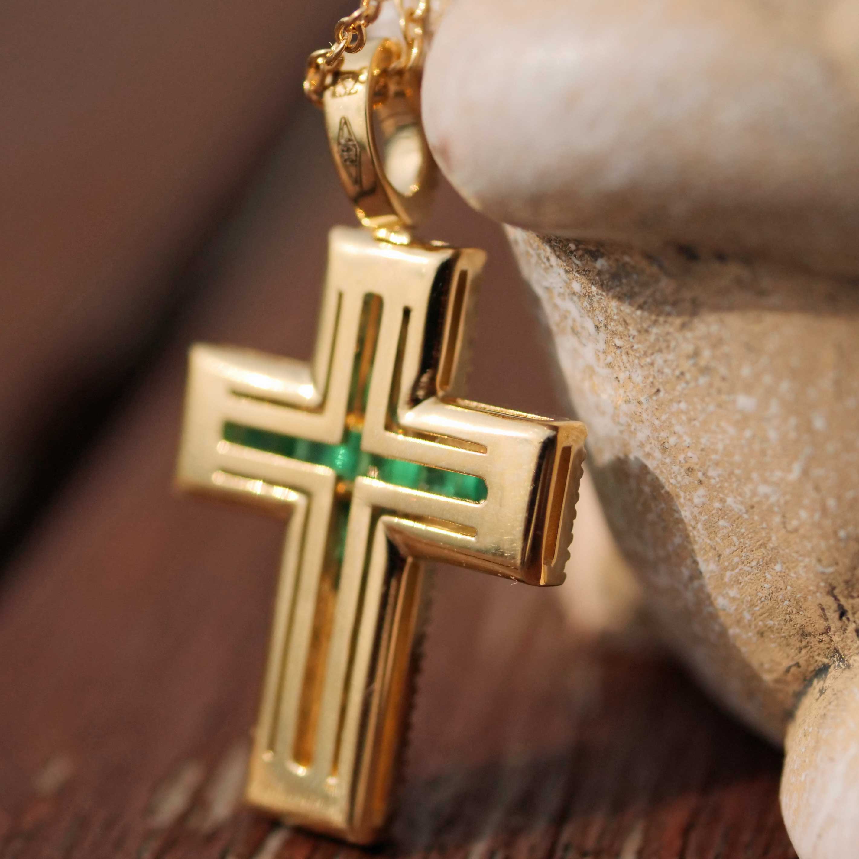 Leuchtend grünes AAA+ Panshir Smaragd Brillant Kreuz mit Kette in 750er Gelbgold - 0.98 ct 0.38 ct TW VS 