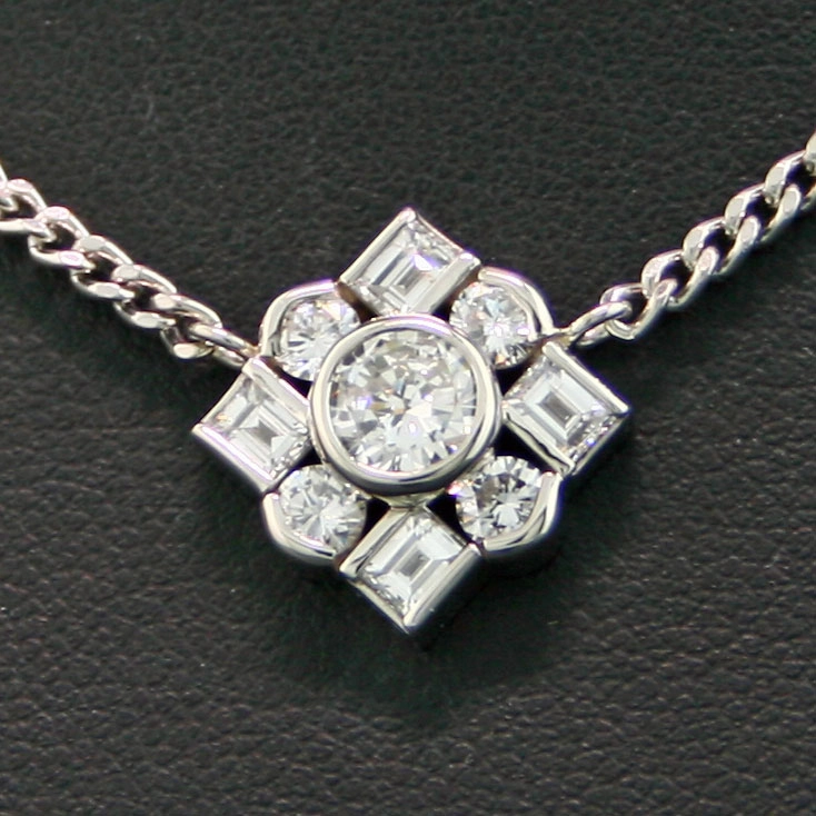 Halbkaräter Collier in 900er Platin  total ca. 1.57 ct Erlesener Platinschmuck