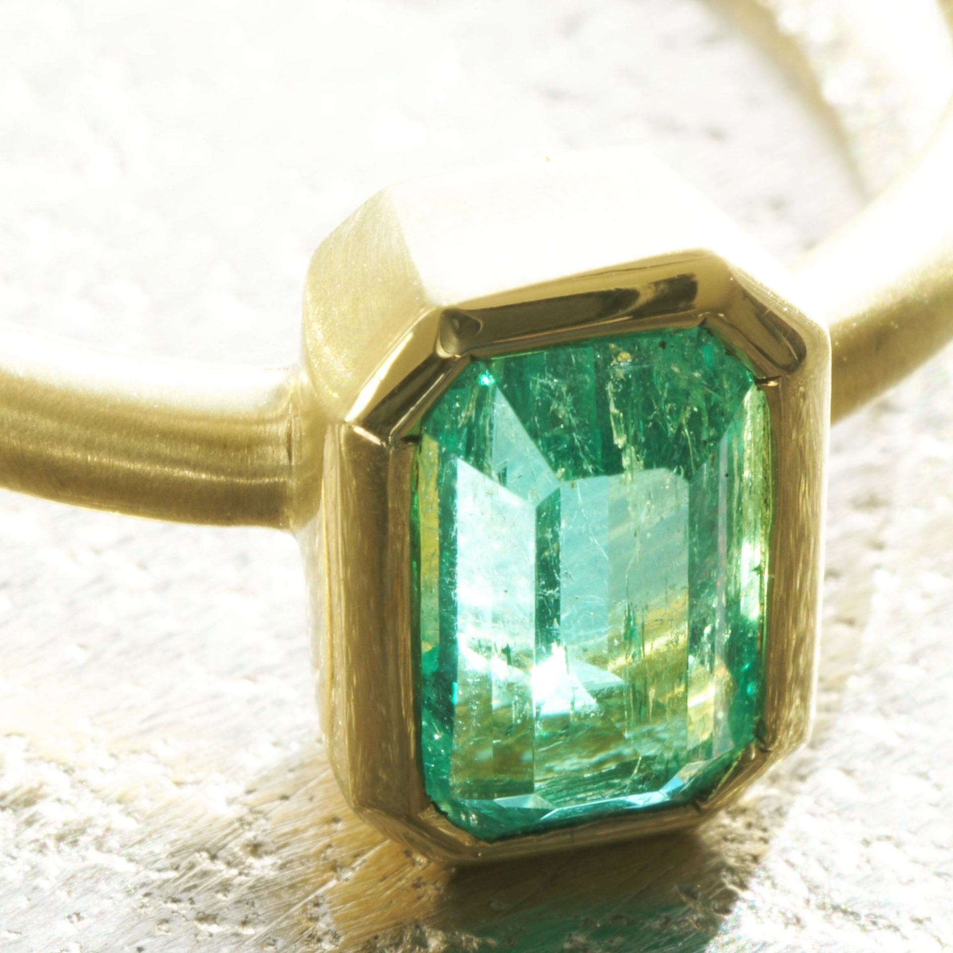 Smaragd Ring 0.97 ct Topqualität aus Afghanistan 750er Gelbgold Handarbeit