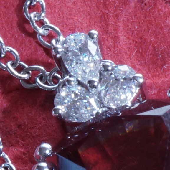Malaya Granat Collier 5.47 ct 0.22 ct 750 Weißgold – der wechselhafteste unter den Edelsteinen, Farbveränderung erwünscht