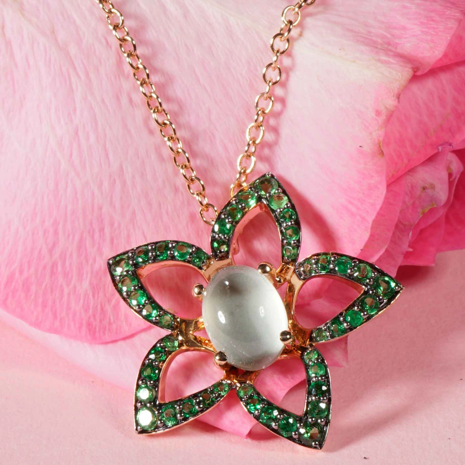 Blüten Mondstein Tsavorith Anhänger m. Kette 750er Rosegold....verspieltes Design....