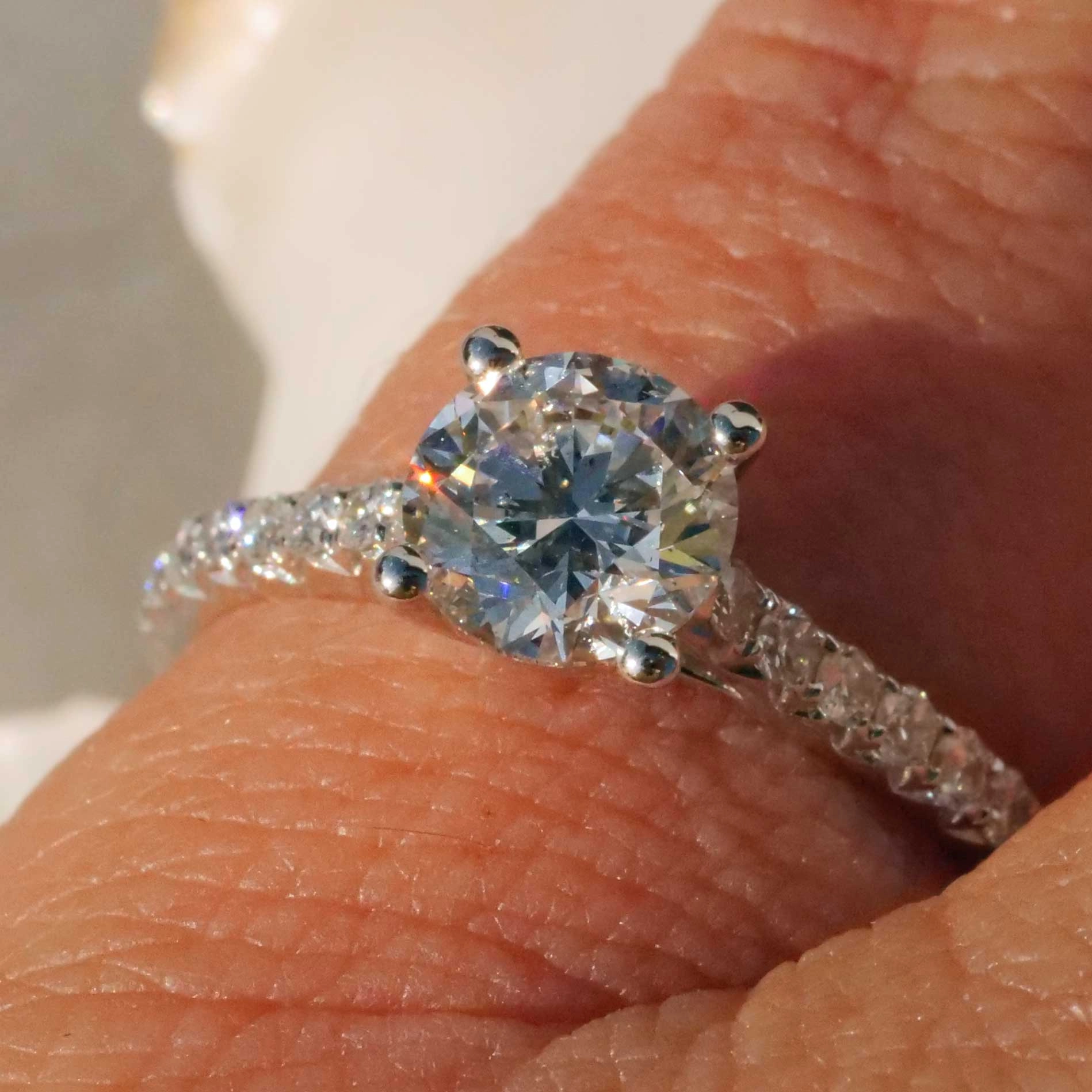 Ring mit Brillant rund 1.01 ct E / hochfeines weiss P1 750er Weissgold GIA Gutachten