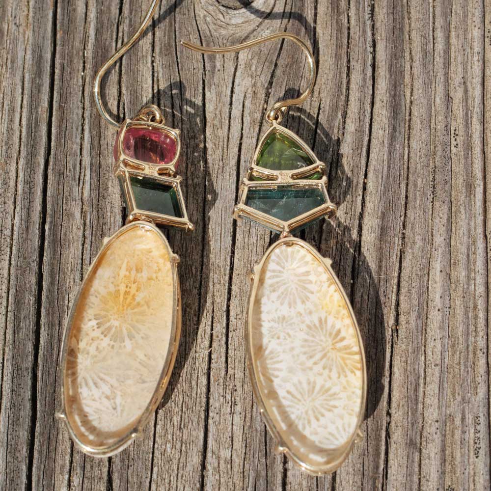 Turmalin Ohrhänger 585er Gelbgold 9.22 ct mit versteinerter Koralle aus Bali aus einer anderen Zeit