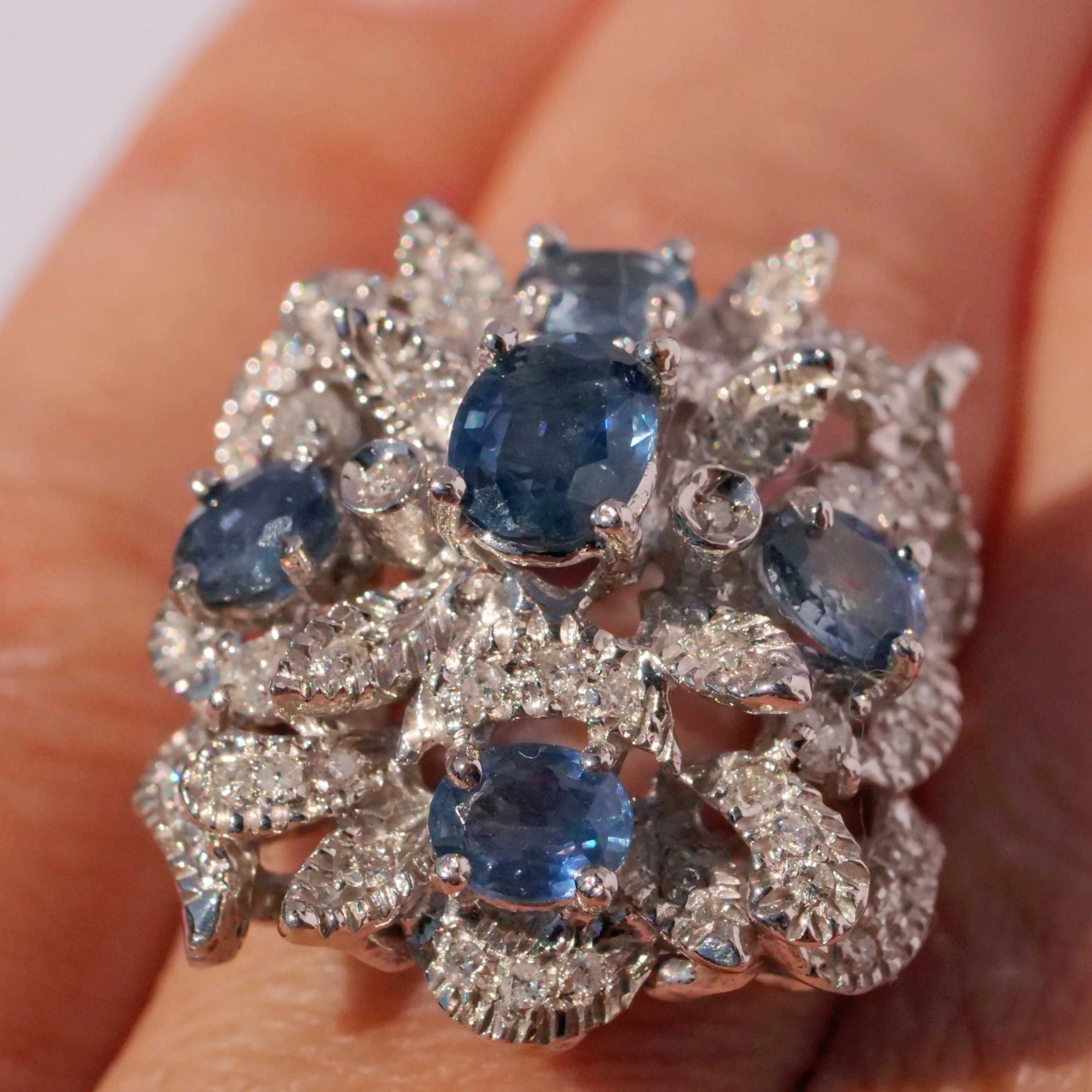 Saphir Brillant Ring 750er Weissgold 1.80 0.60 ct repräsentative florale Form 21 x 21 mm