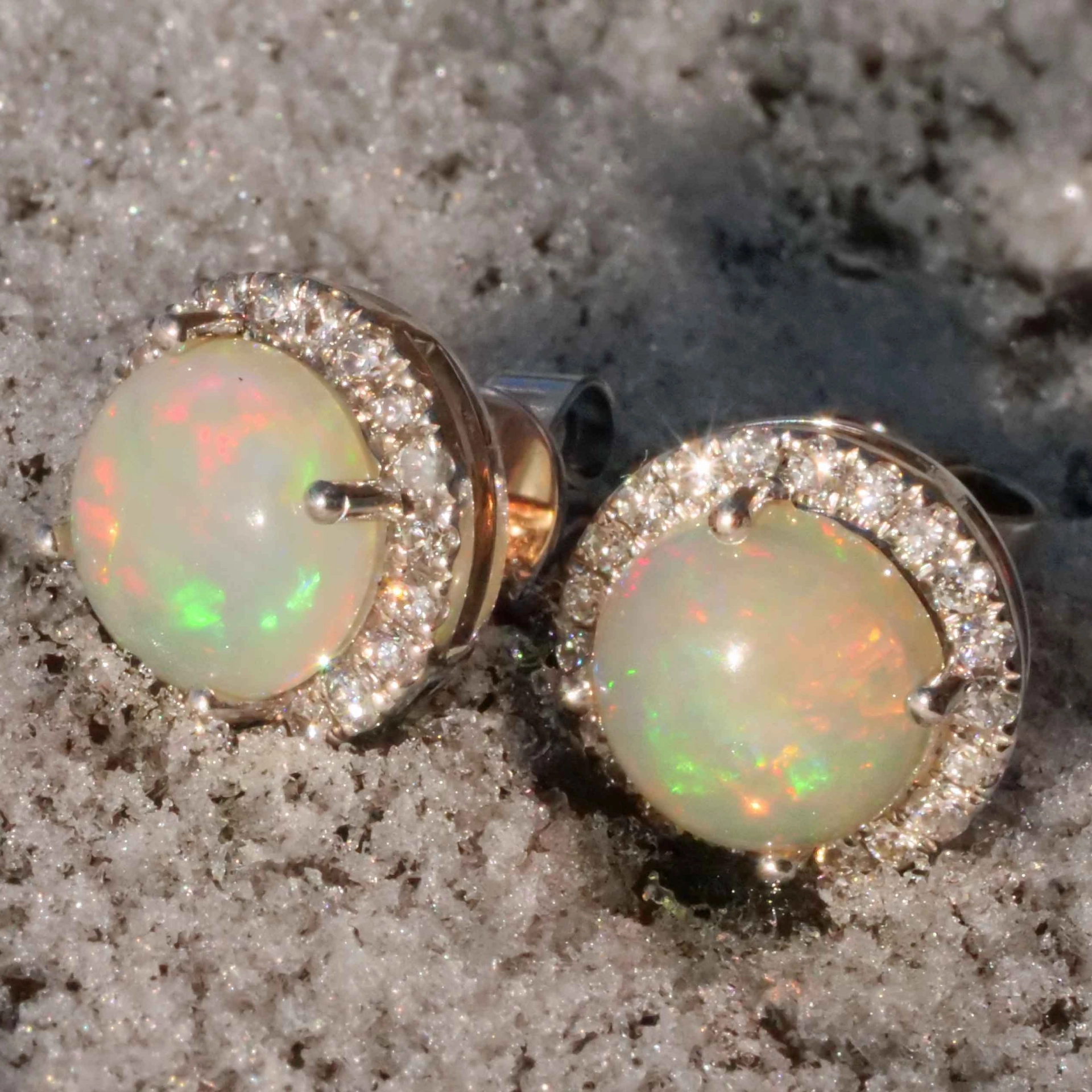 Brillant Opal Ohrstecker 750er Weissgold weisse lebhafte Vollopale total 2.44 ct in toller Qualität