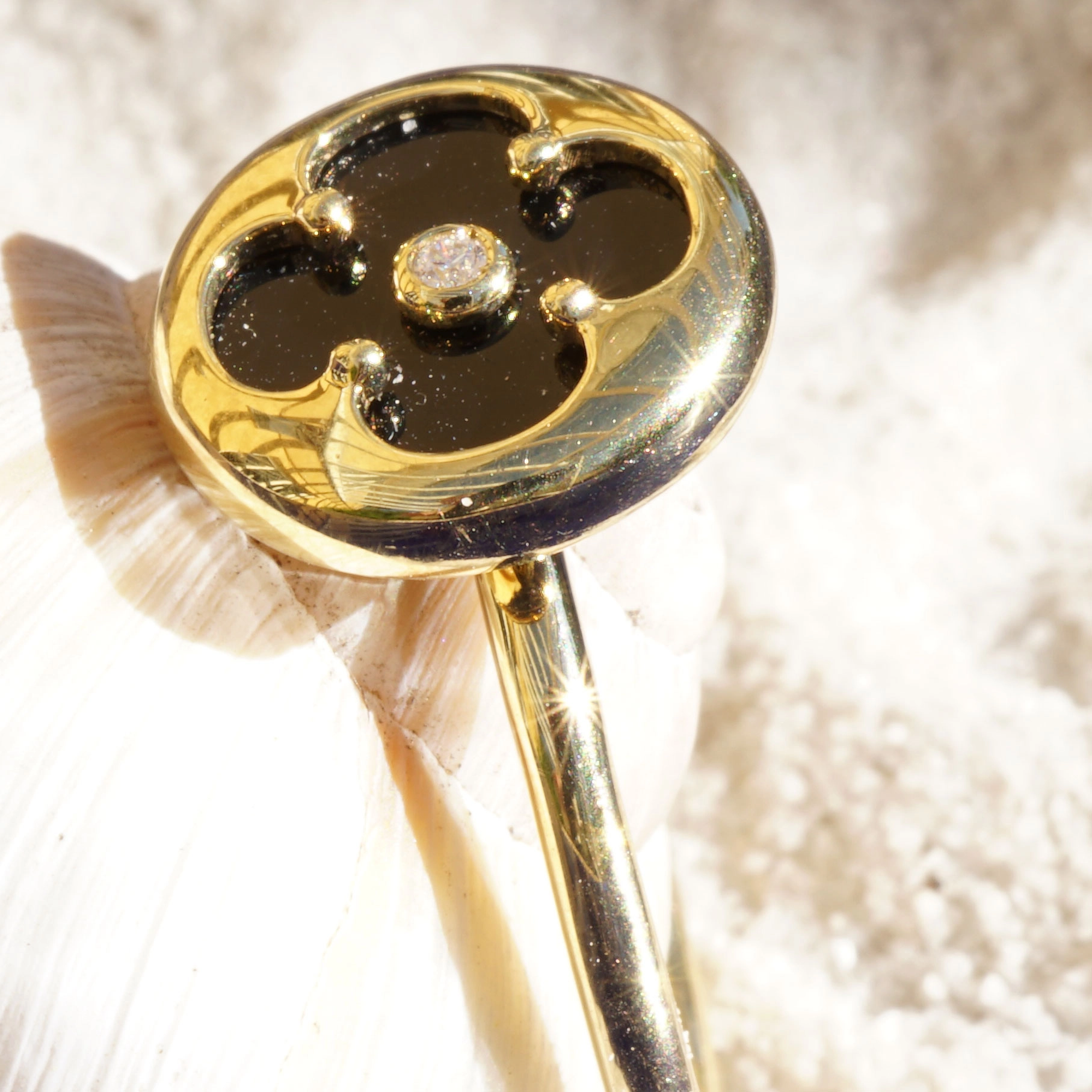 Kleeblatt Ring mit Onyx und Brillant 750er Gelbgold angefertigt in unserem Traditionsbetrieb