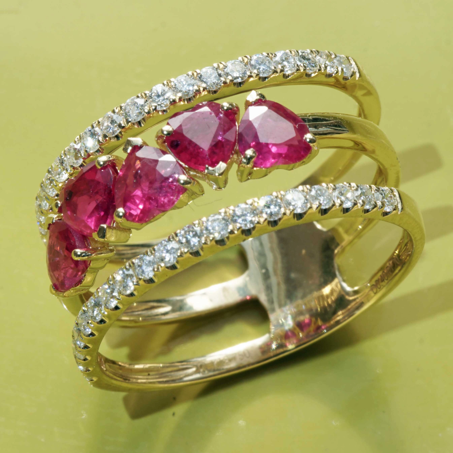 Rubin Brillant Ring 1.20 ct 0.40 ct 750er Gelbgold....fünf rote Herzen für........