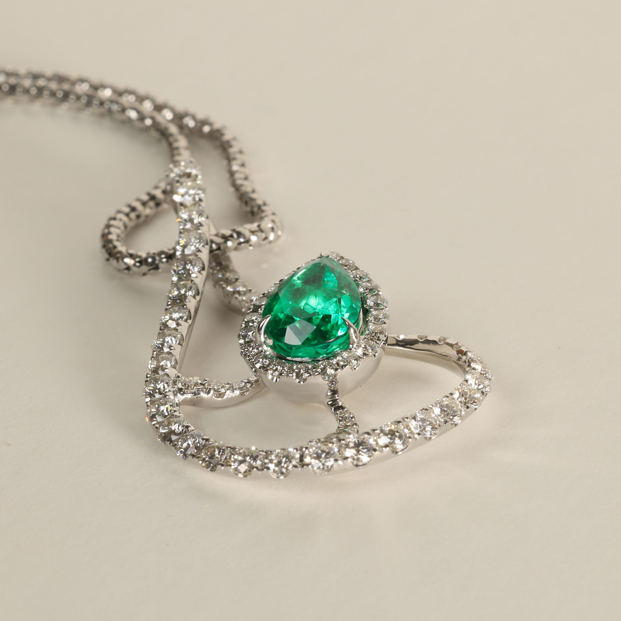 Vivid Green Brillant Smaragd Anhänger mit Kette 750er Weissgold 1.47 ct 1.41 ct Kolumbien