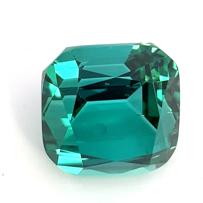 grün blauer Turmalin-weisser hintergrund