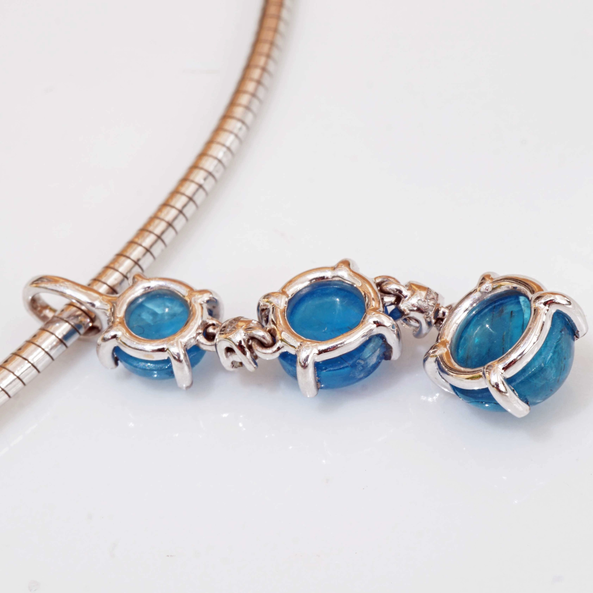 Apatit Brillant Anhänger 750er Weissgold...die Spaß Farbe NEONBLAU total ca. 3.78 ct
