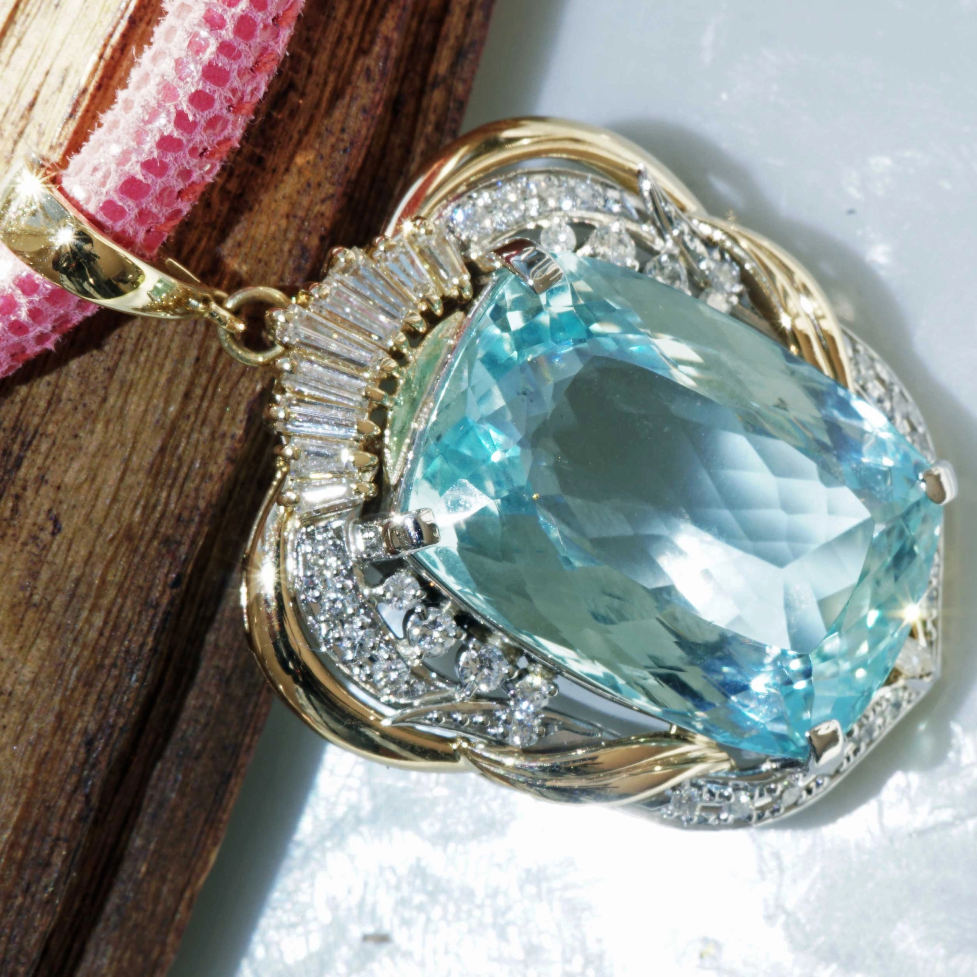 Aquamarin Brillant Anhänger 750er Gelbgold 24.50 ct 0.83 ct...intensiv Hellblau Ausnahme Farbe