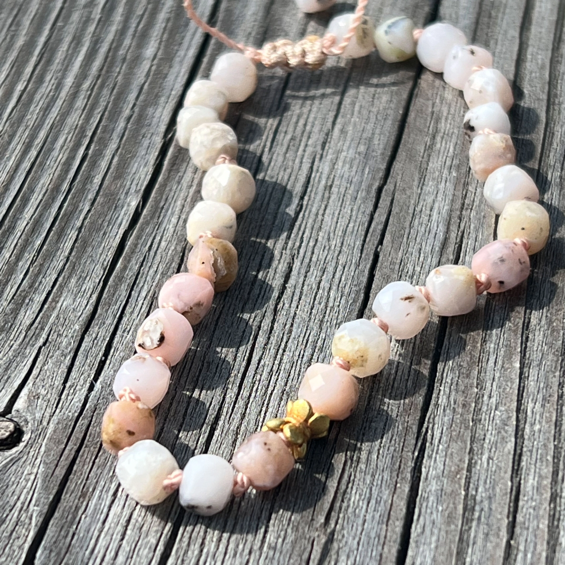 Andenopal Armband pink-weiss-grünlich mit  900er Feingold Zierelement Handarbeit