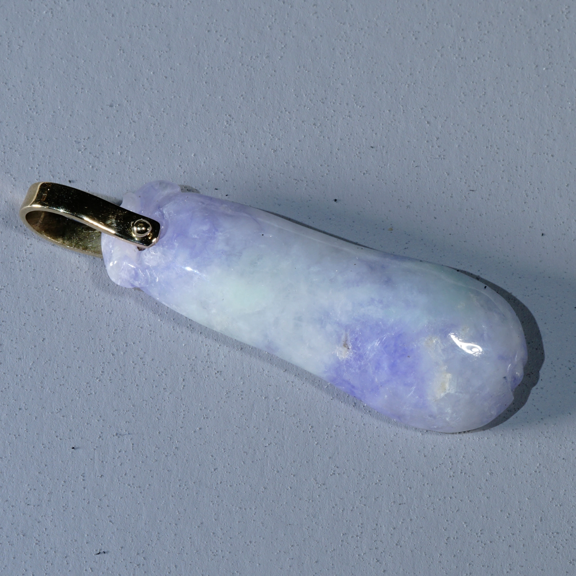 Natur Lavendel Jade Anhänger 585er Gelbgold 45 x 14 mm mit neongrünen Farbanteilen..ausgefallen