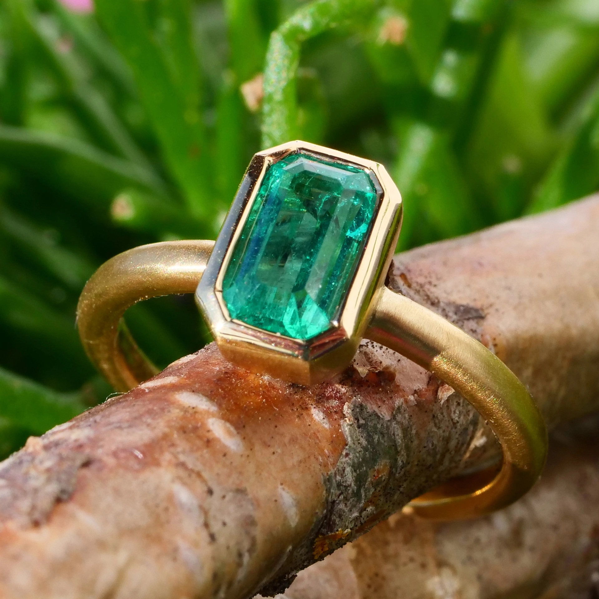 Smaragd Ring 0.97 ct Topqualität aus Afghanistan 750er Gelbgold Handarbeit