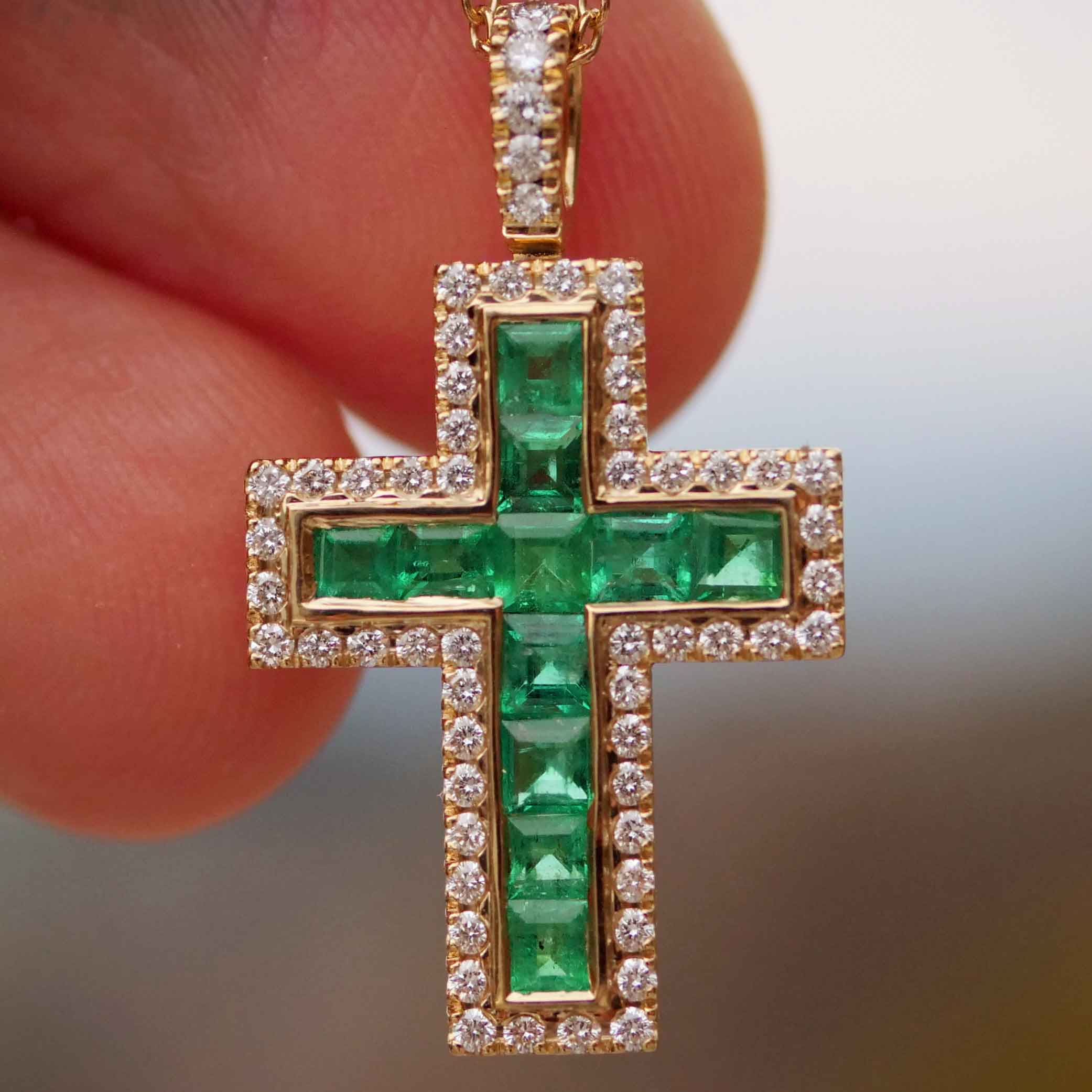 Leuchtend grünes AAA+ Panshir Smaragd Brillant Kreuz mit Kette in 750er Gelbgold - 0.98 ct 0.38 ct TW VS 
