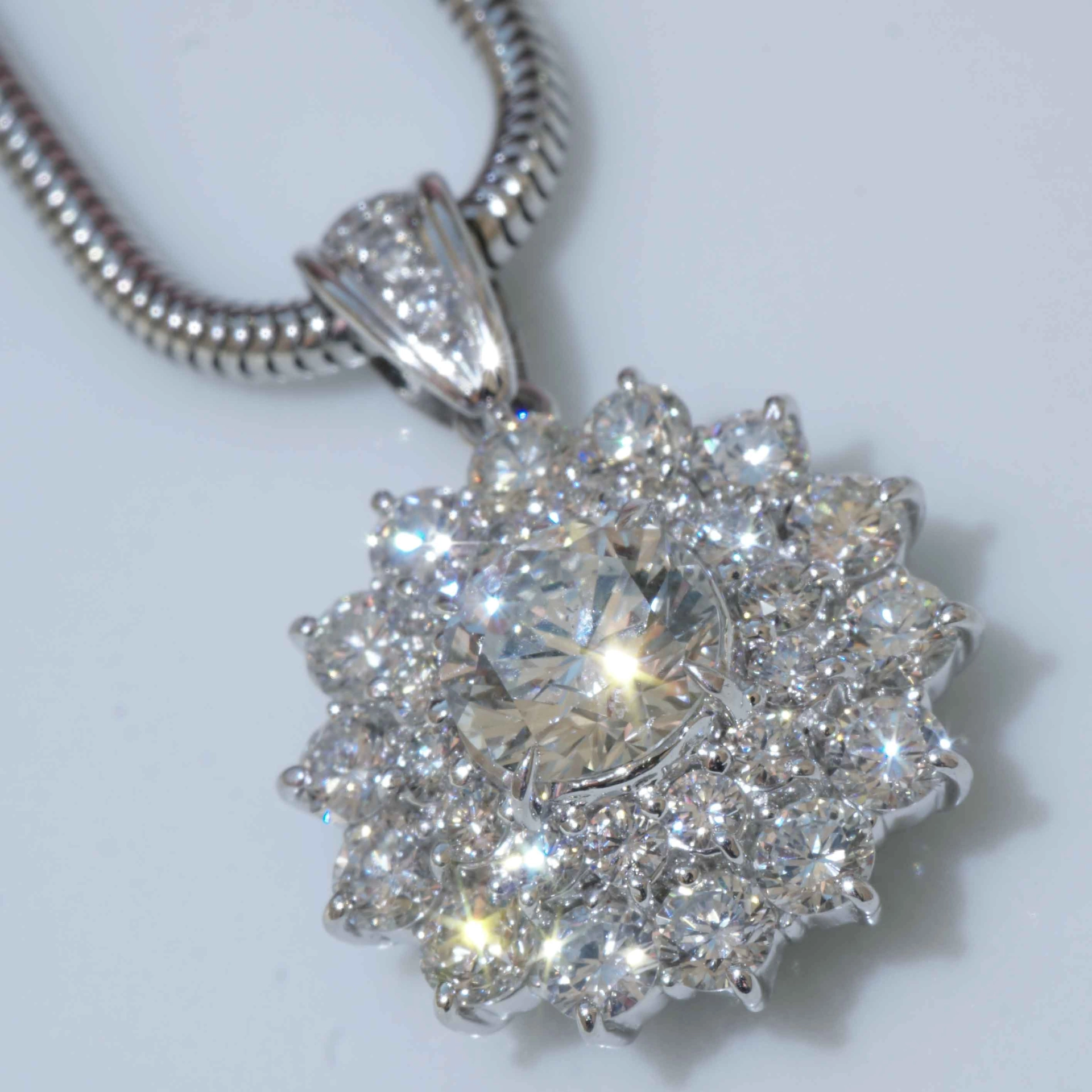 Solitär Anhänger 1.022 ct 1.48 ct 900er Platin High End Rosettenform